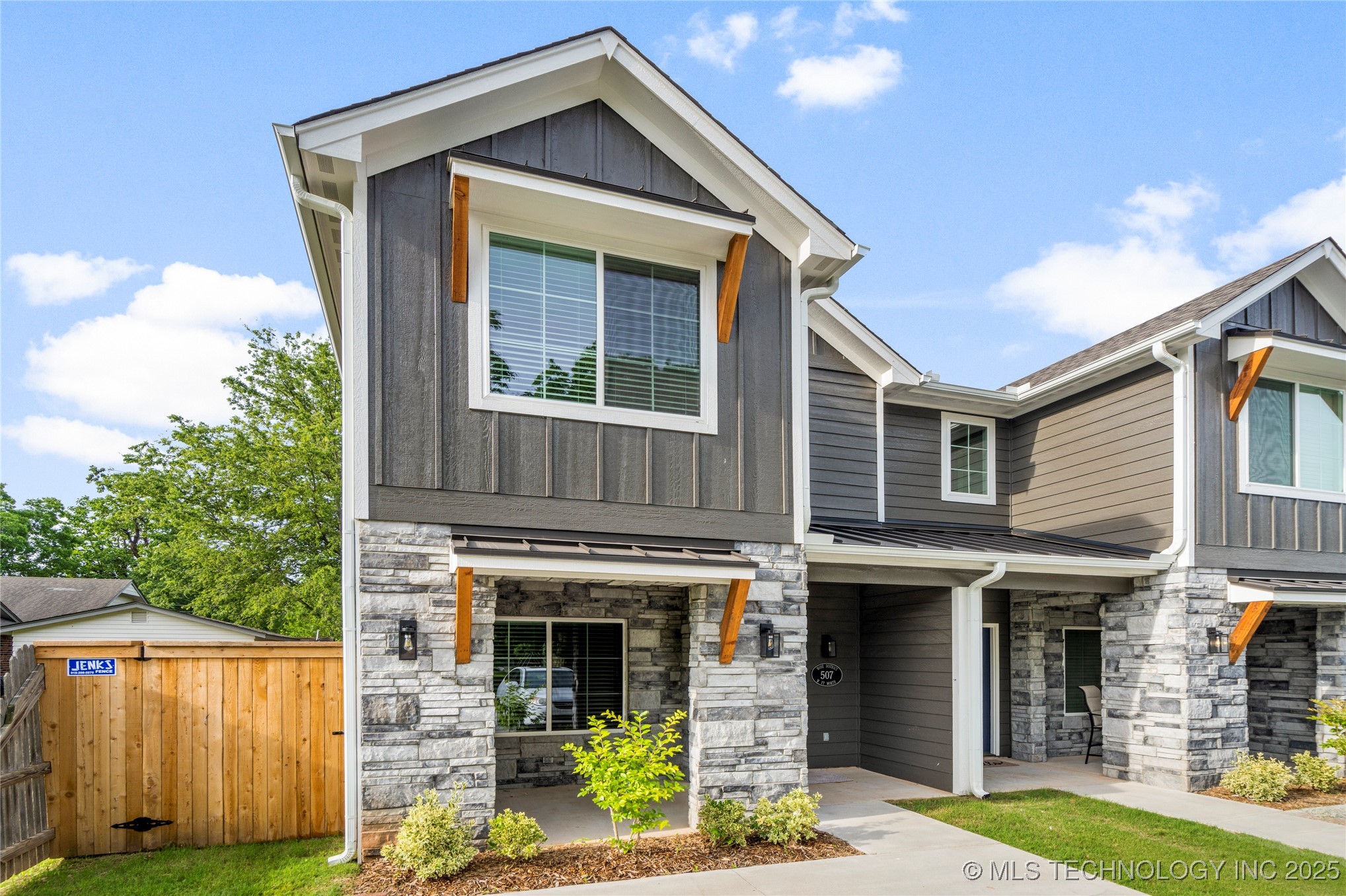 507 W Fort Worth Street Property Photo 3