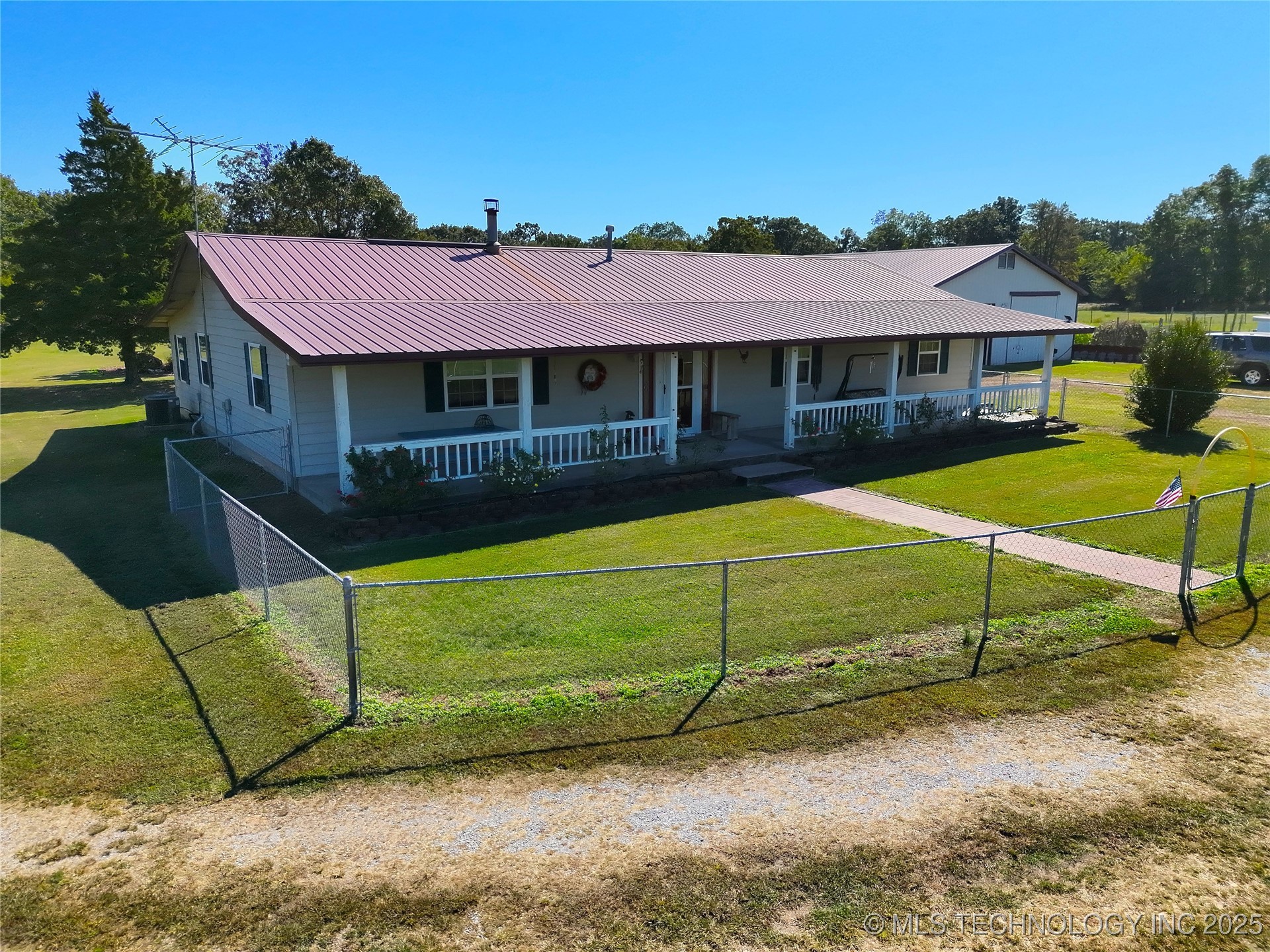 472618 E 775 Road Property Photo 1