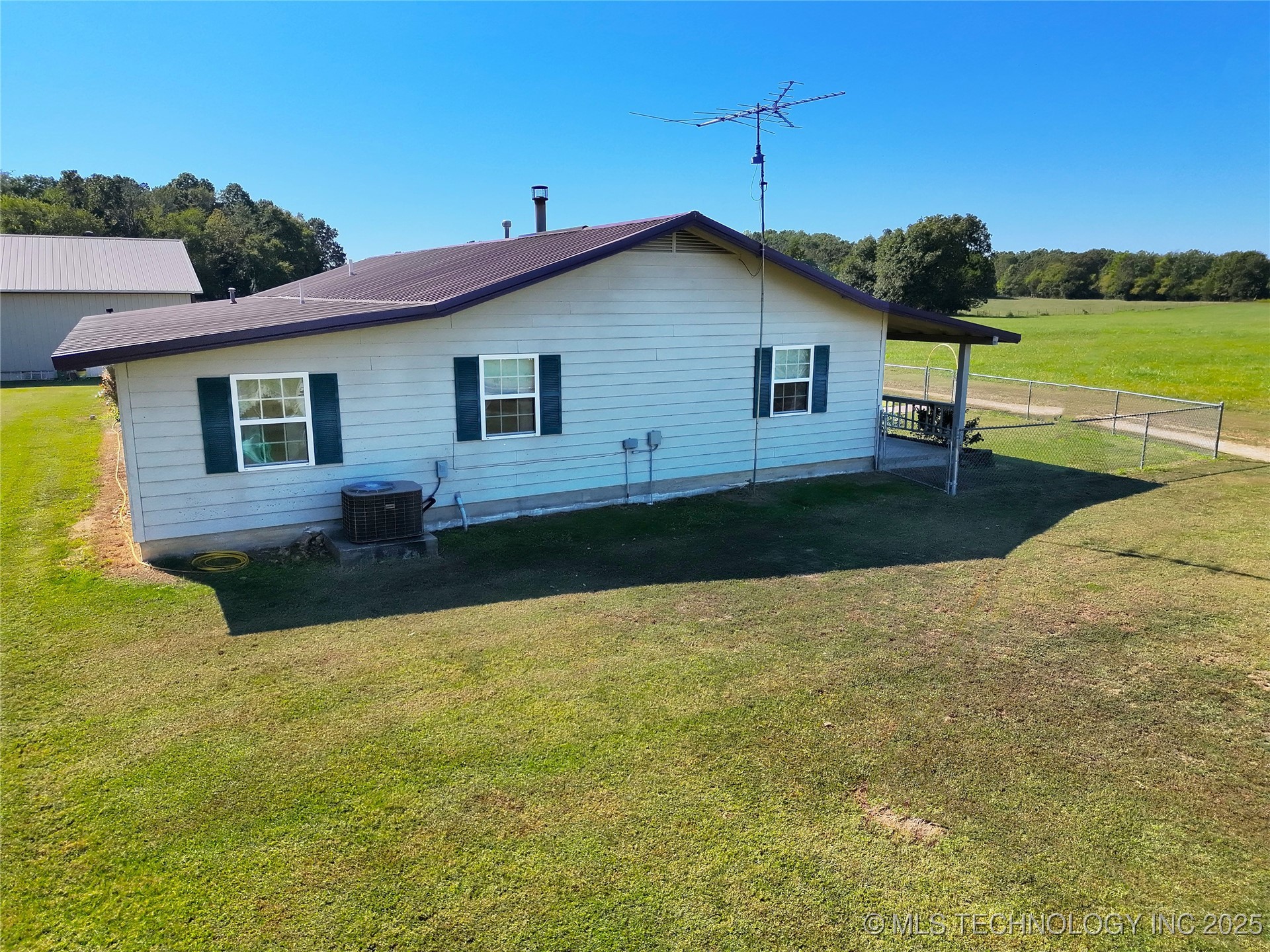 472618 E 775 Road Property Photo 3