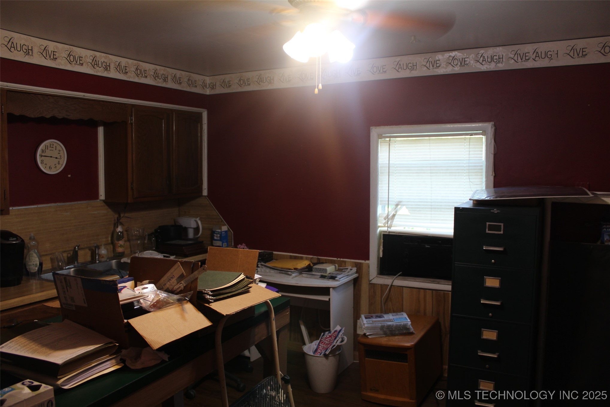 113 Commercial Street W Property Photo 4