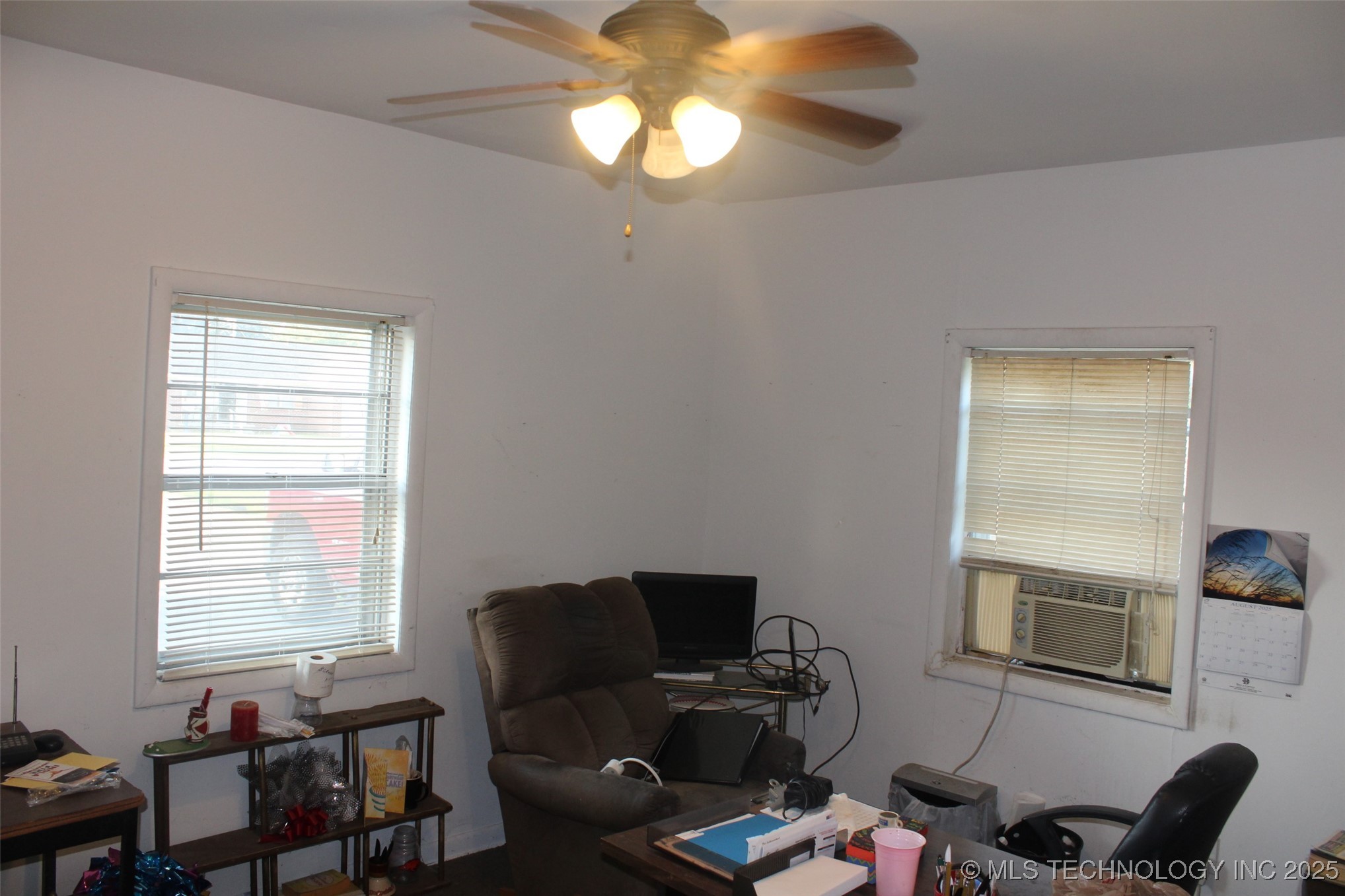 113 Commercial Street W Property Photo 7