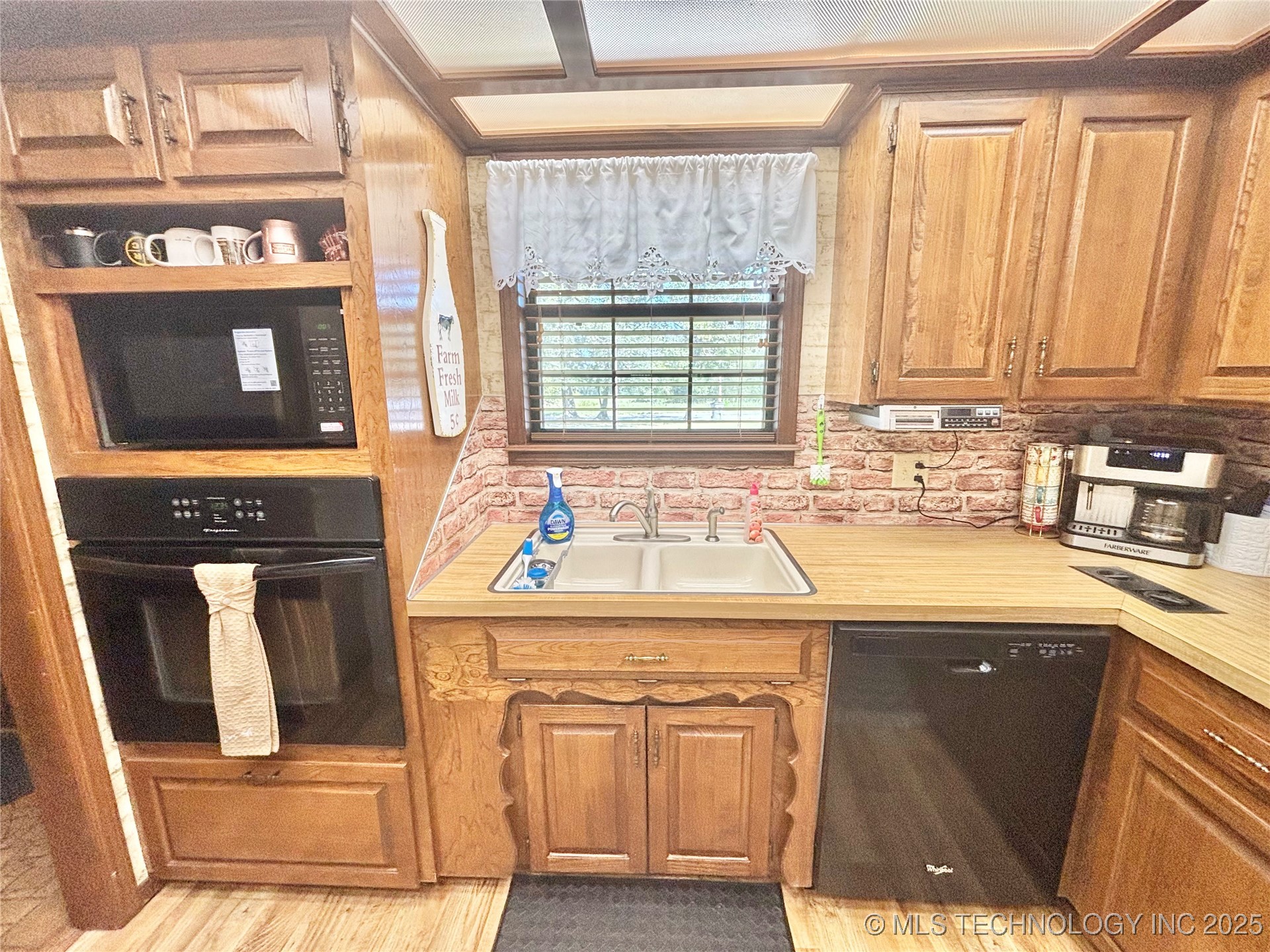 1710 E Old Military Road Property Photo 12