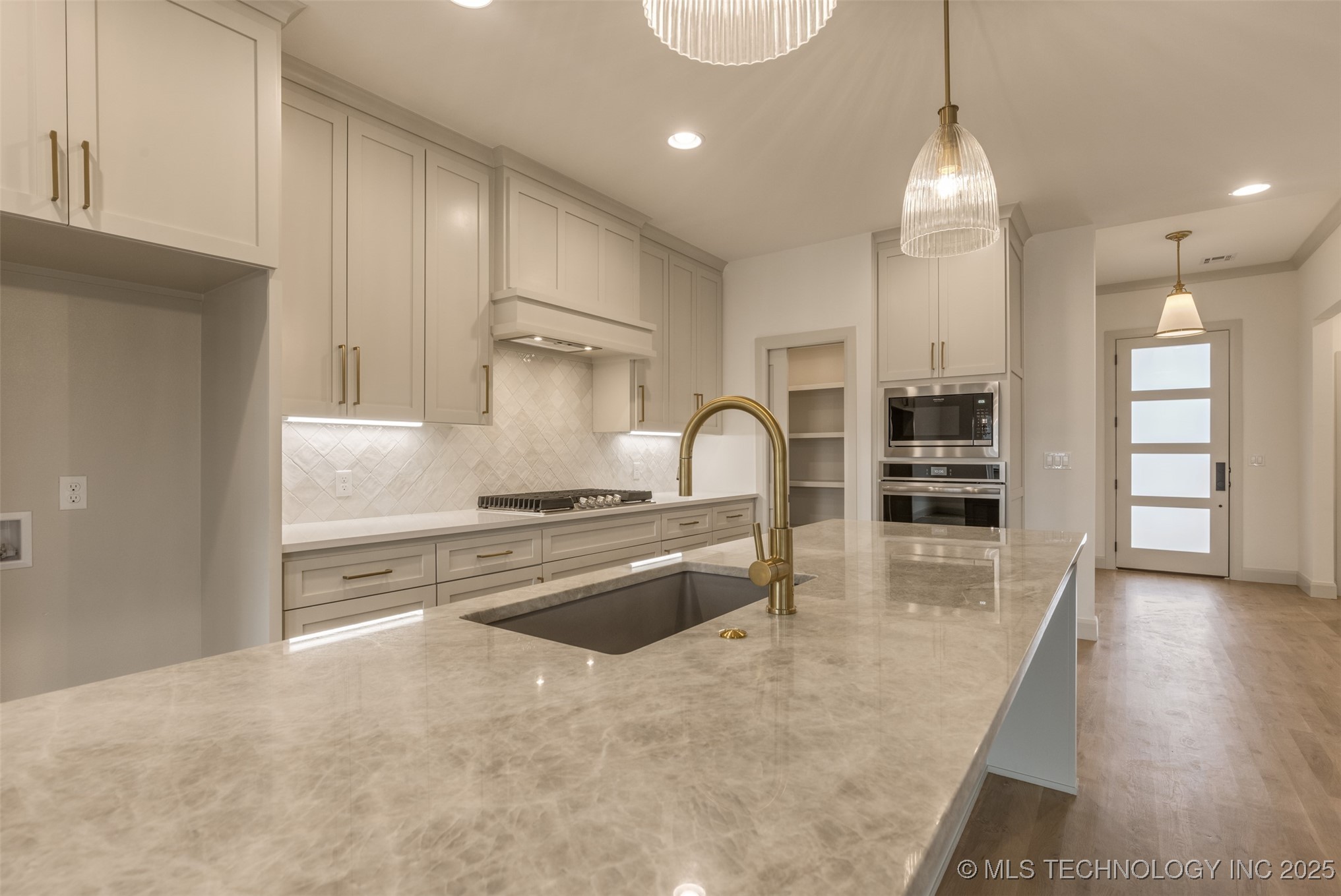 2126 E 138th Street S Property Photo 3