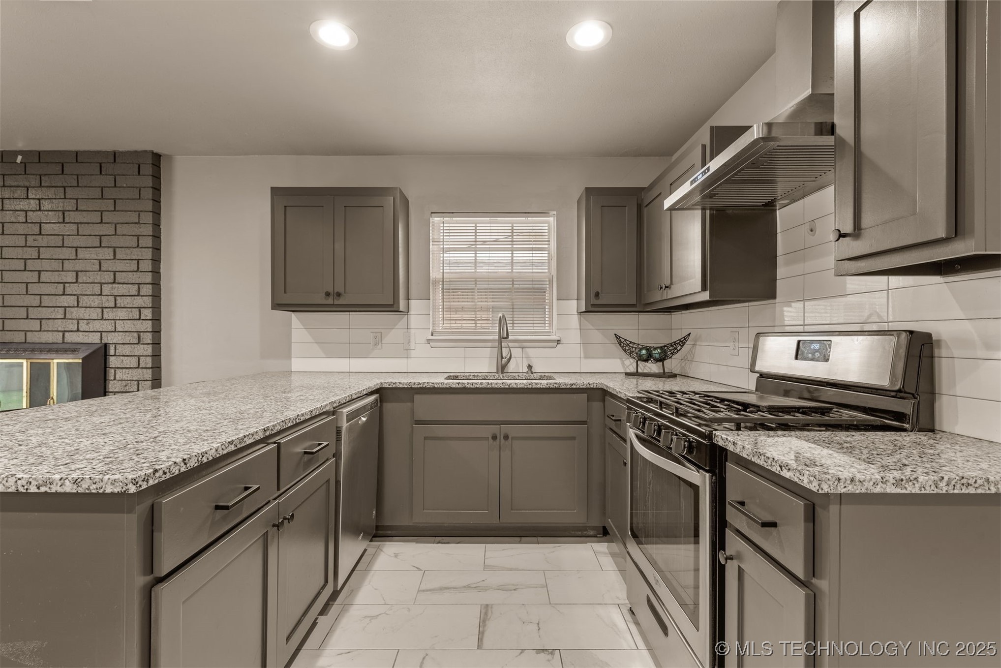 10704 E 26th Street Property Photo 5