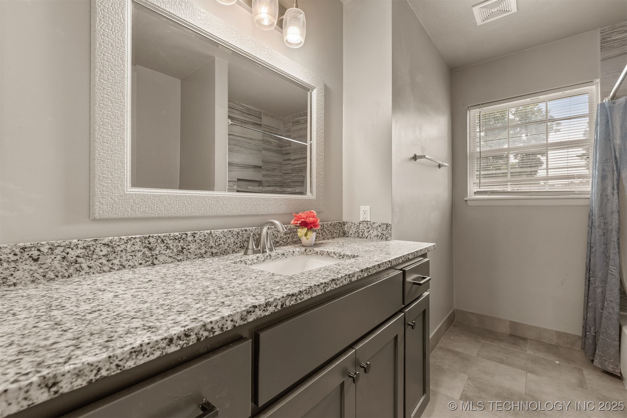 10704 E 26th Street Property Photo 9