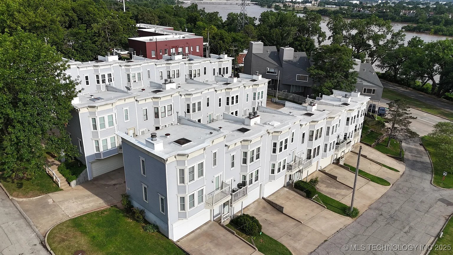 766 W 13th Street C-15 Property Photo 2