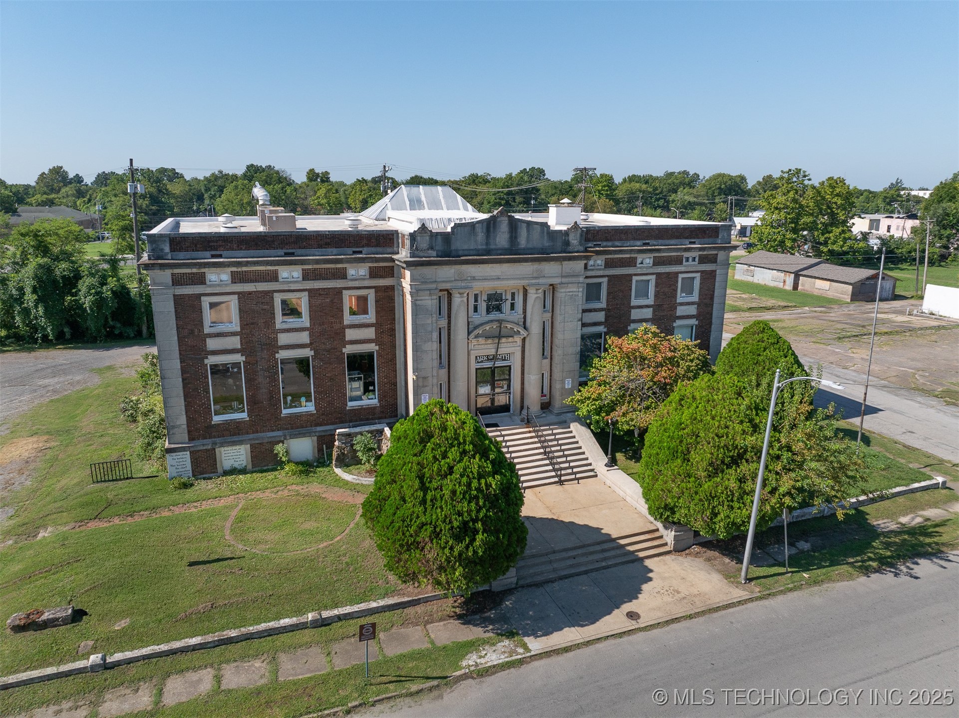 401 E Broadway Property Photo 1