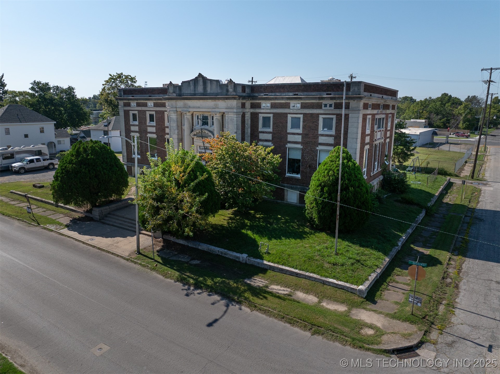 401 E Broadway Property Photo 3