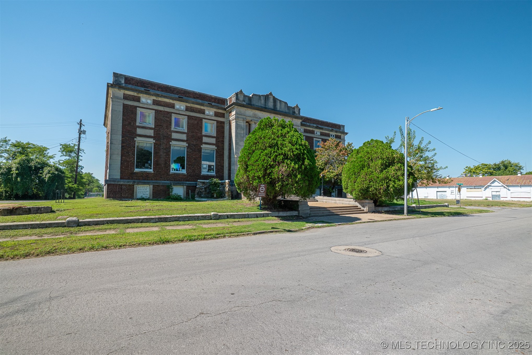 401 E Broadway Property Photo 8