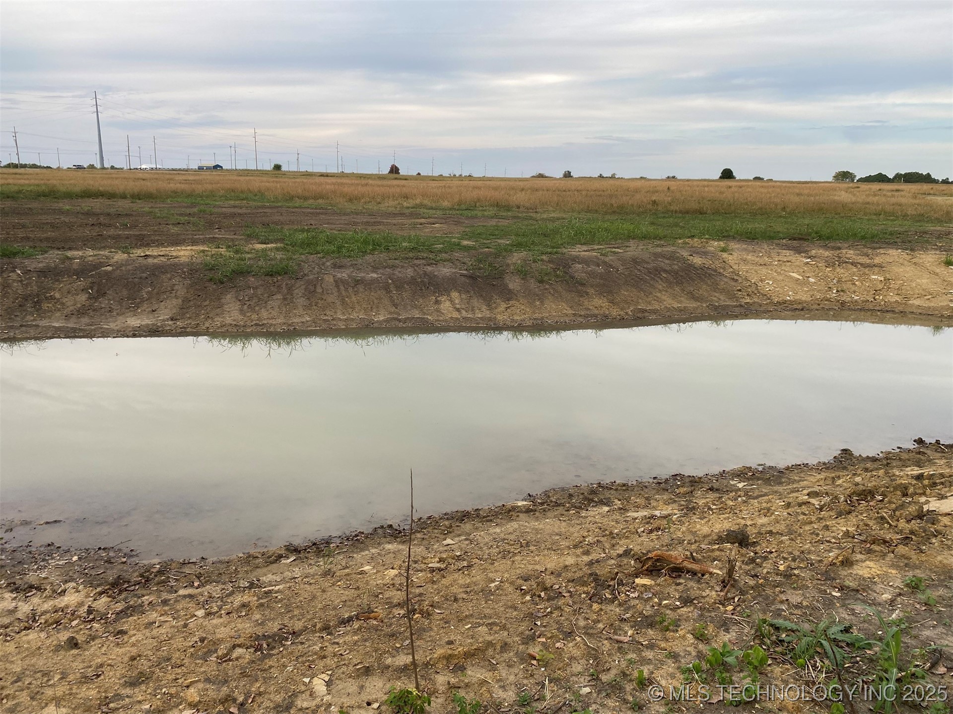 2121 N 1st Road Property Photo 2