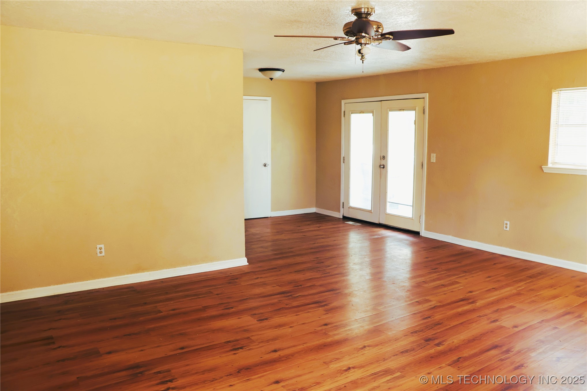 1800 S Gray Street Property Photo 8