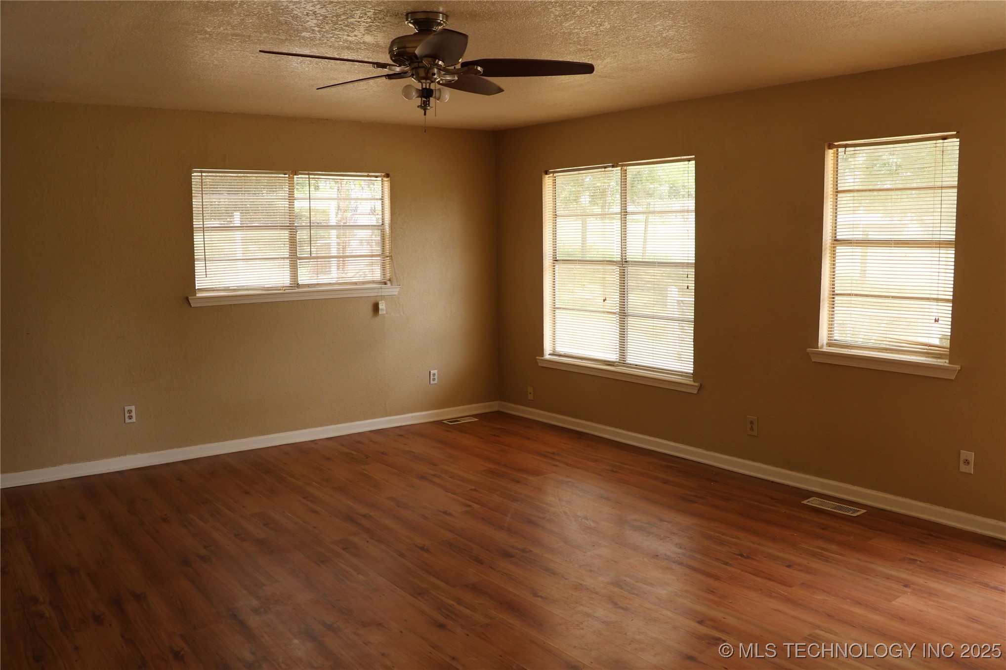 1800 S Gray Street Property Photo 9