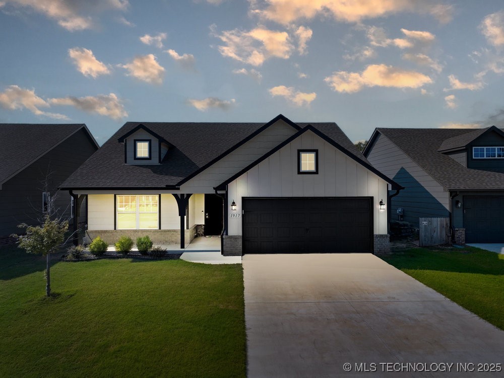 1917 E Van Buren Street Property Photo 1