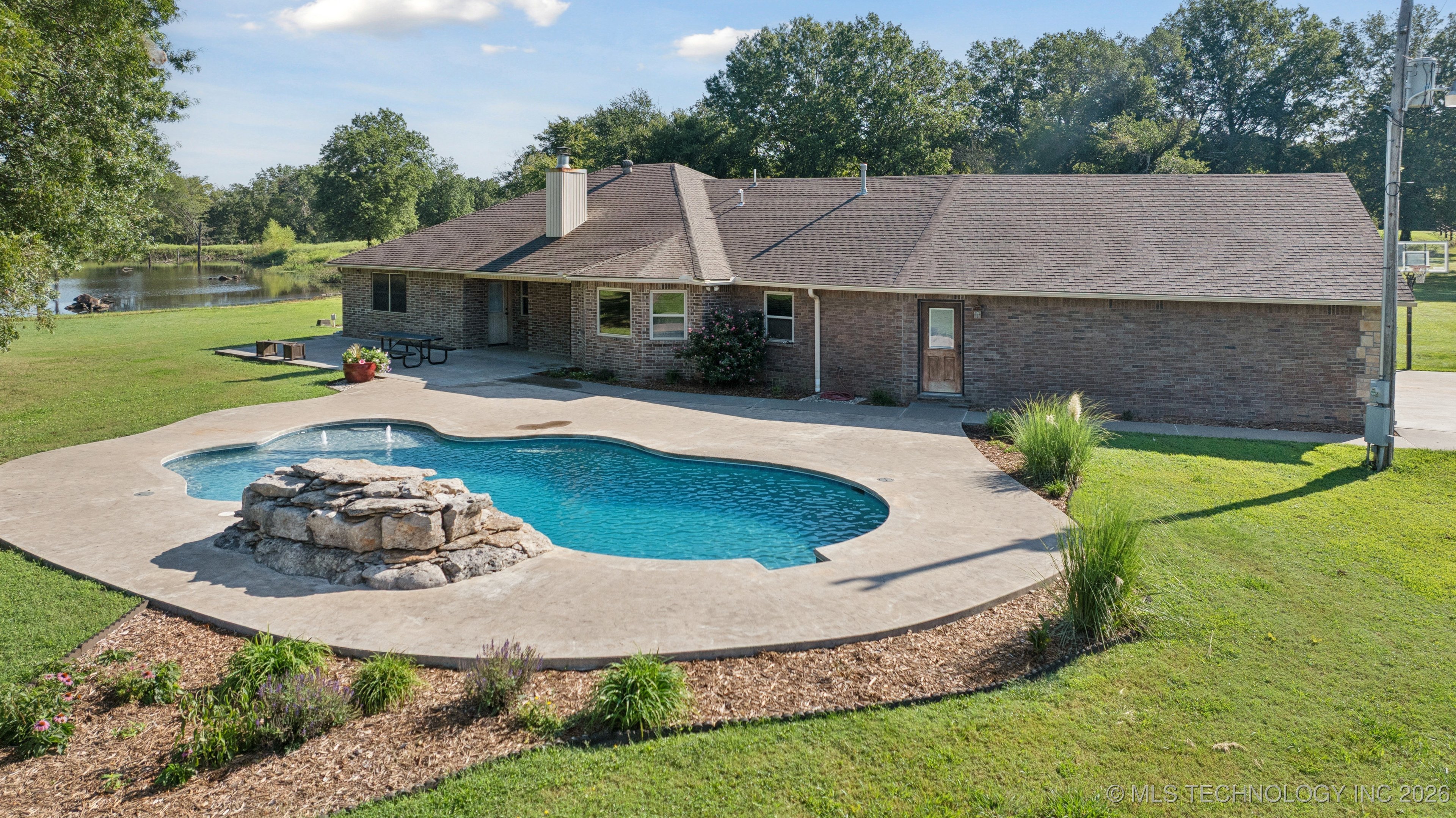 20319 Grayson Road Property Photo 10