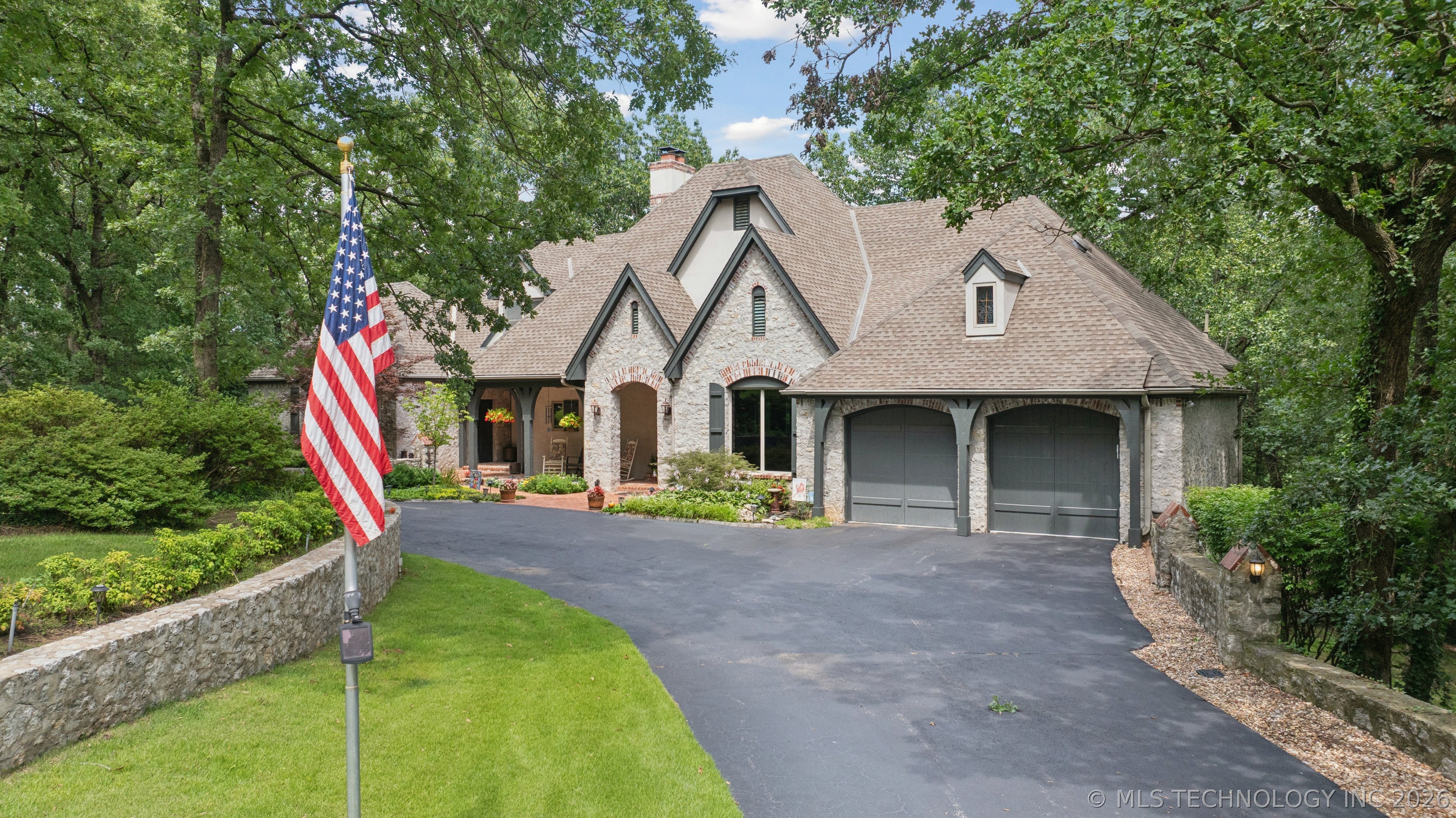 1025 N Woodland Place Property Photo 1