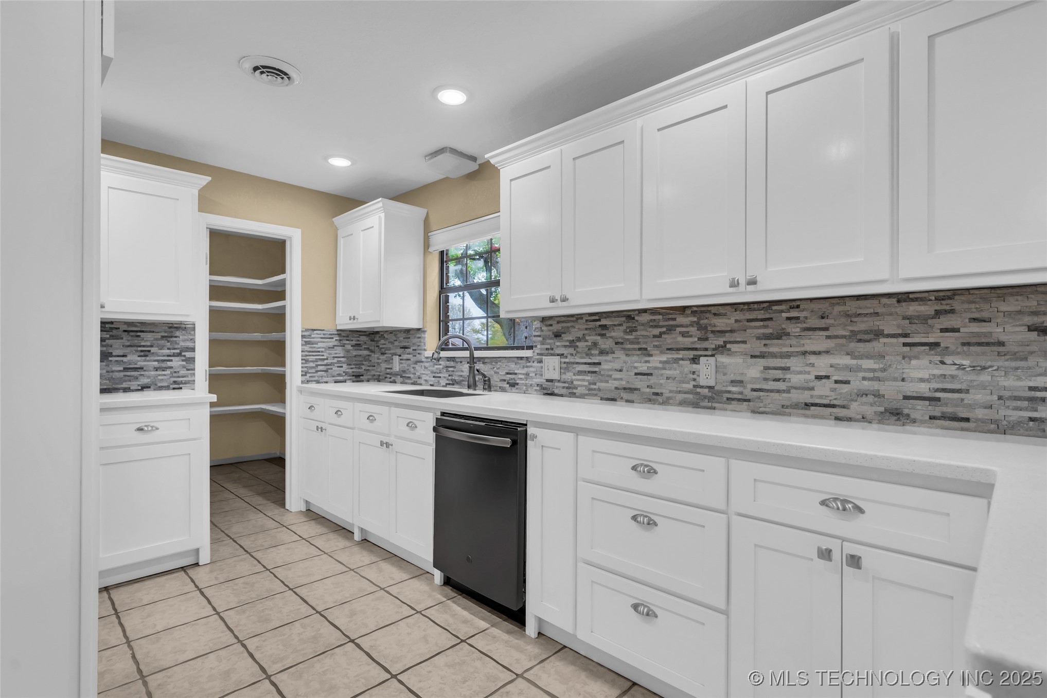 2400 Woodleaf Court Property Photo 10