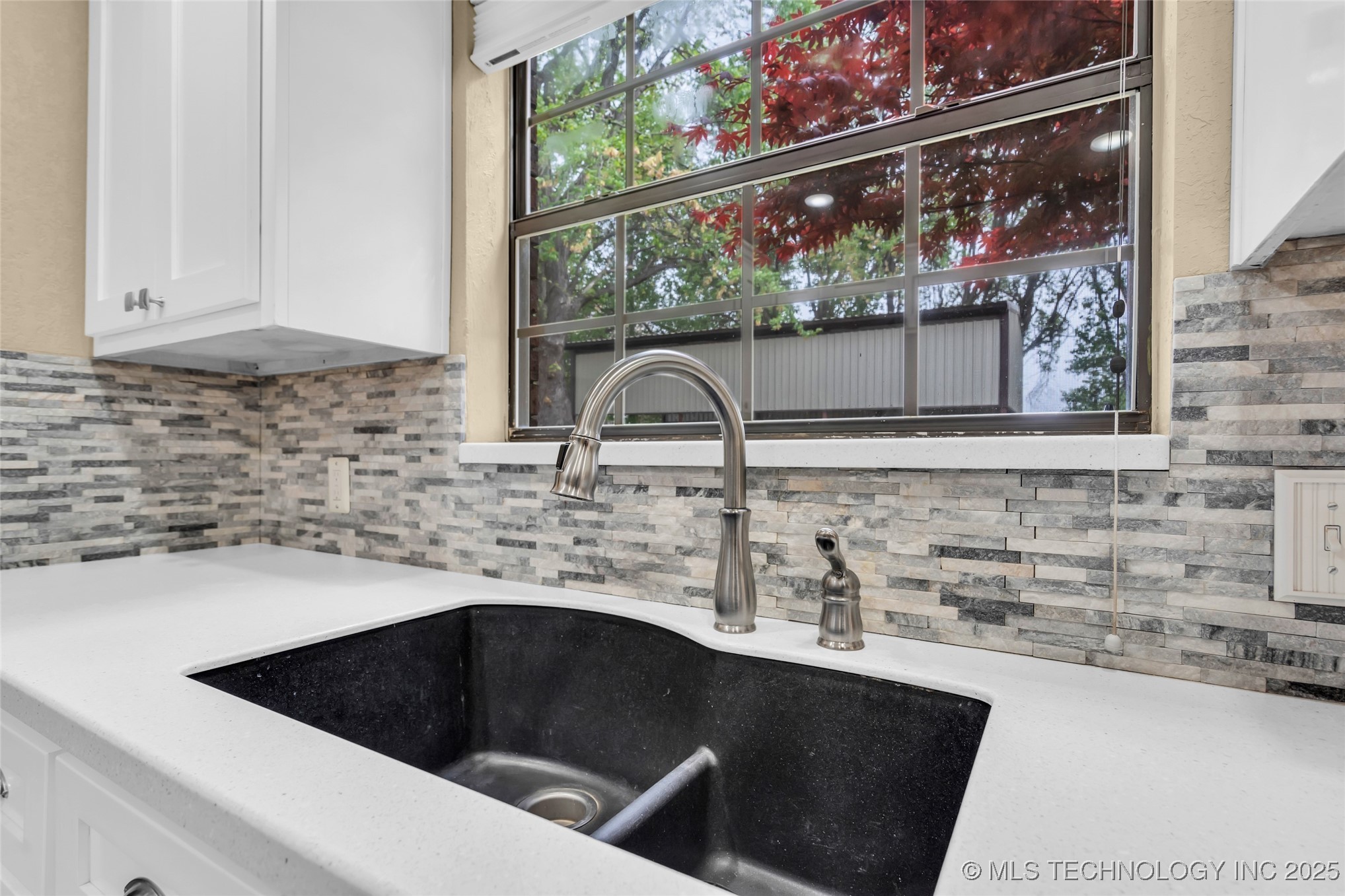 2400 Woodleaf Court Property Photo 12