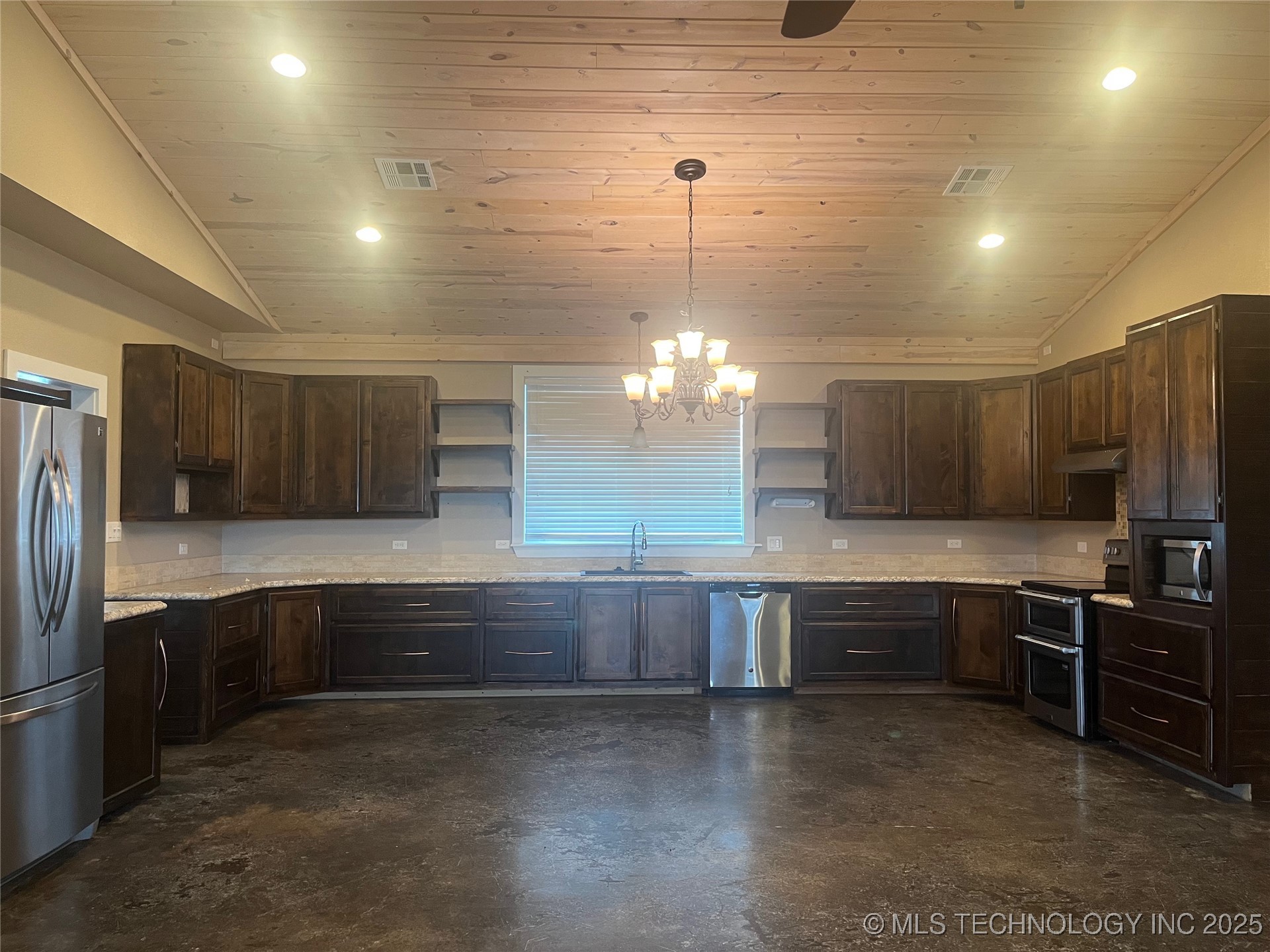 64 Crescent Property Photo 3