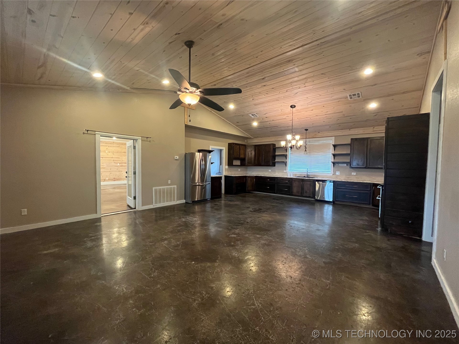 64 Crescent Property Photo 5