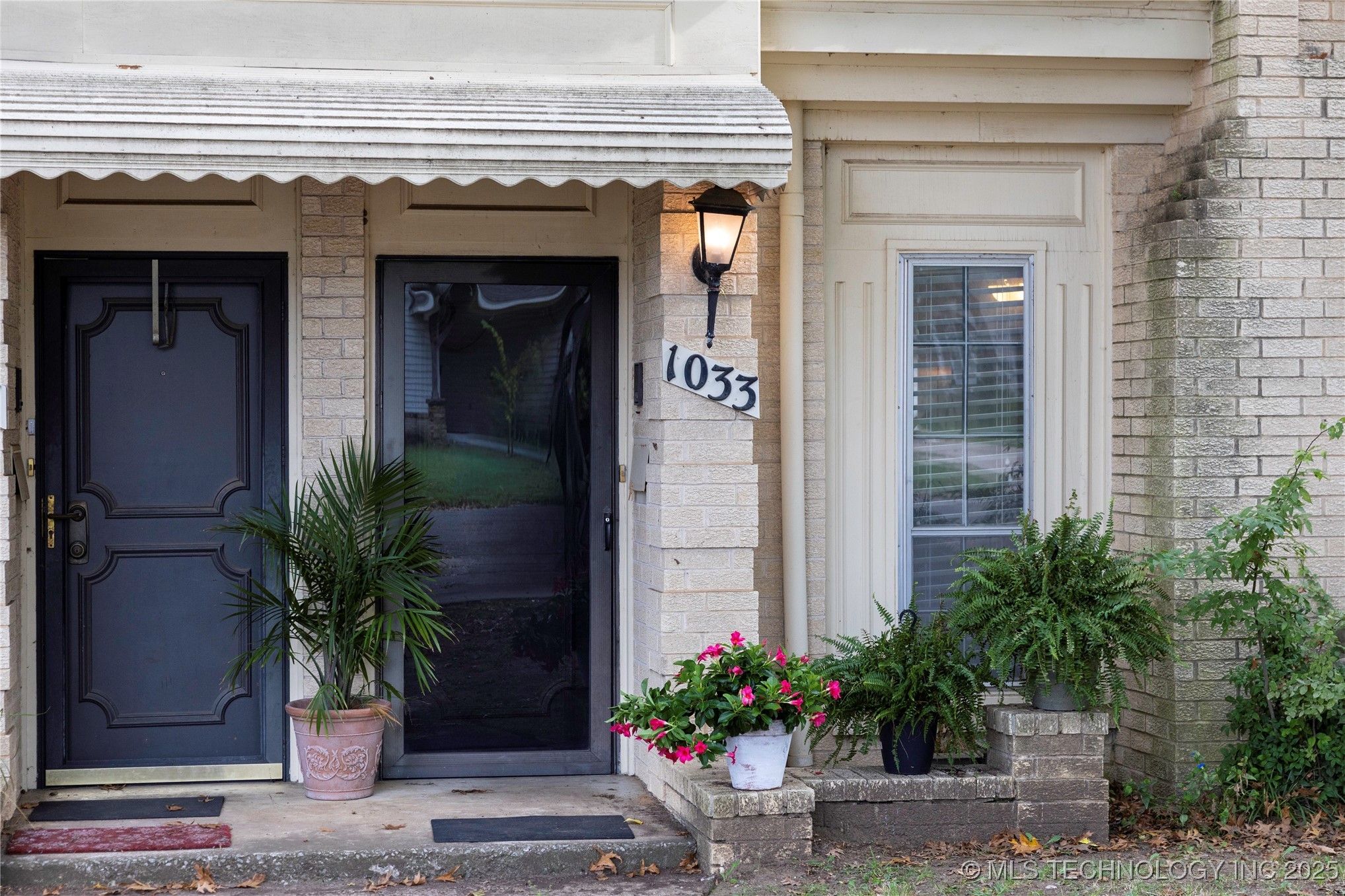 1033 E Thompson Avenue 1033 Property Photo 2