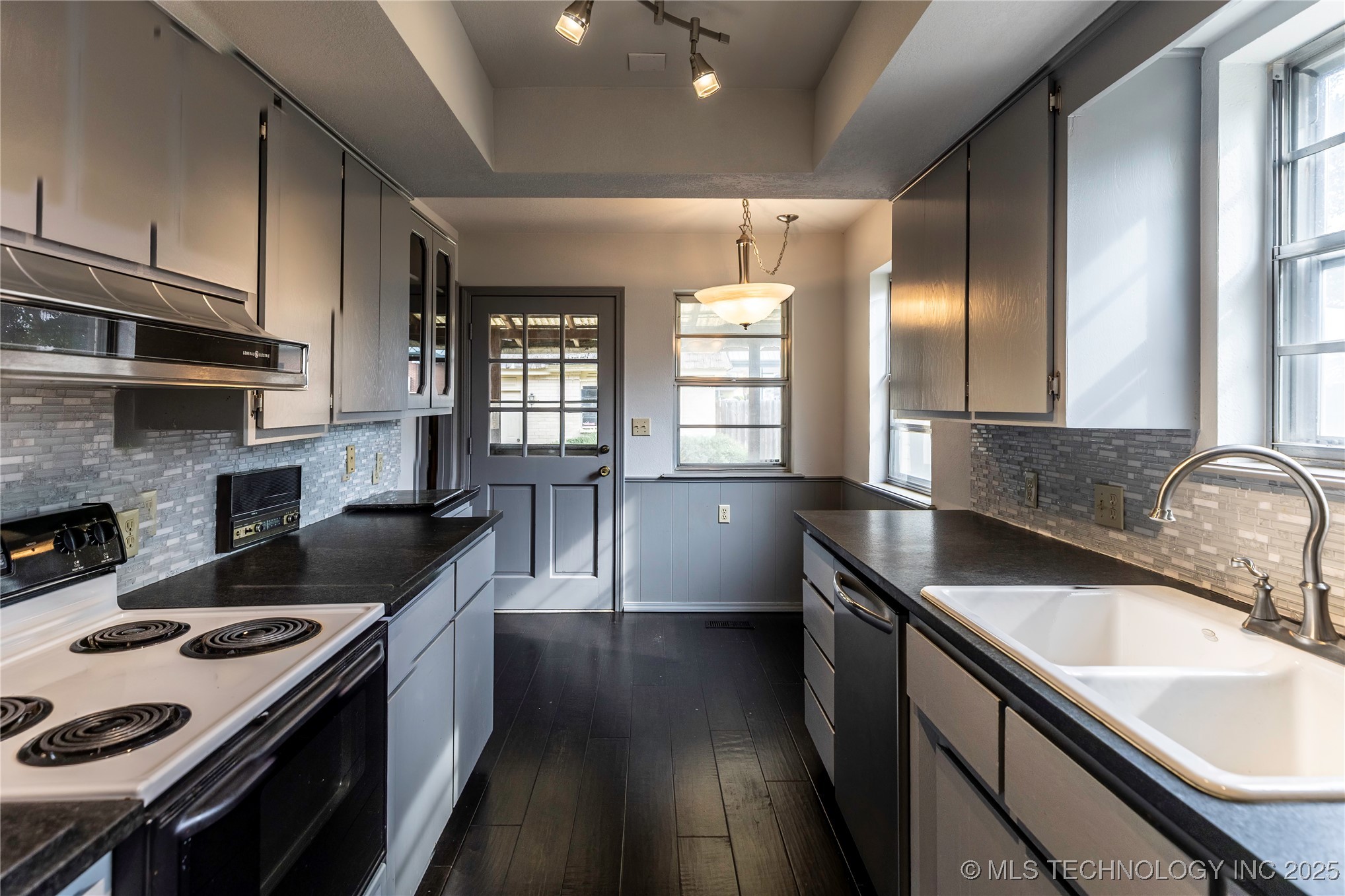 1033 E Thompson Avenue 1033 Property Photo 7