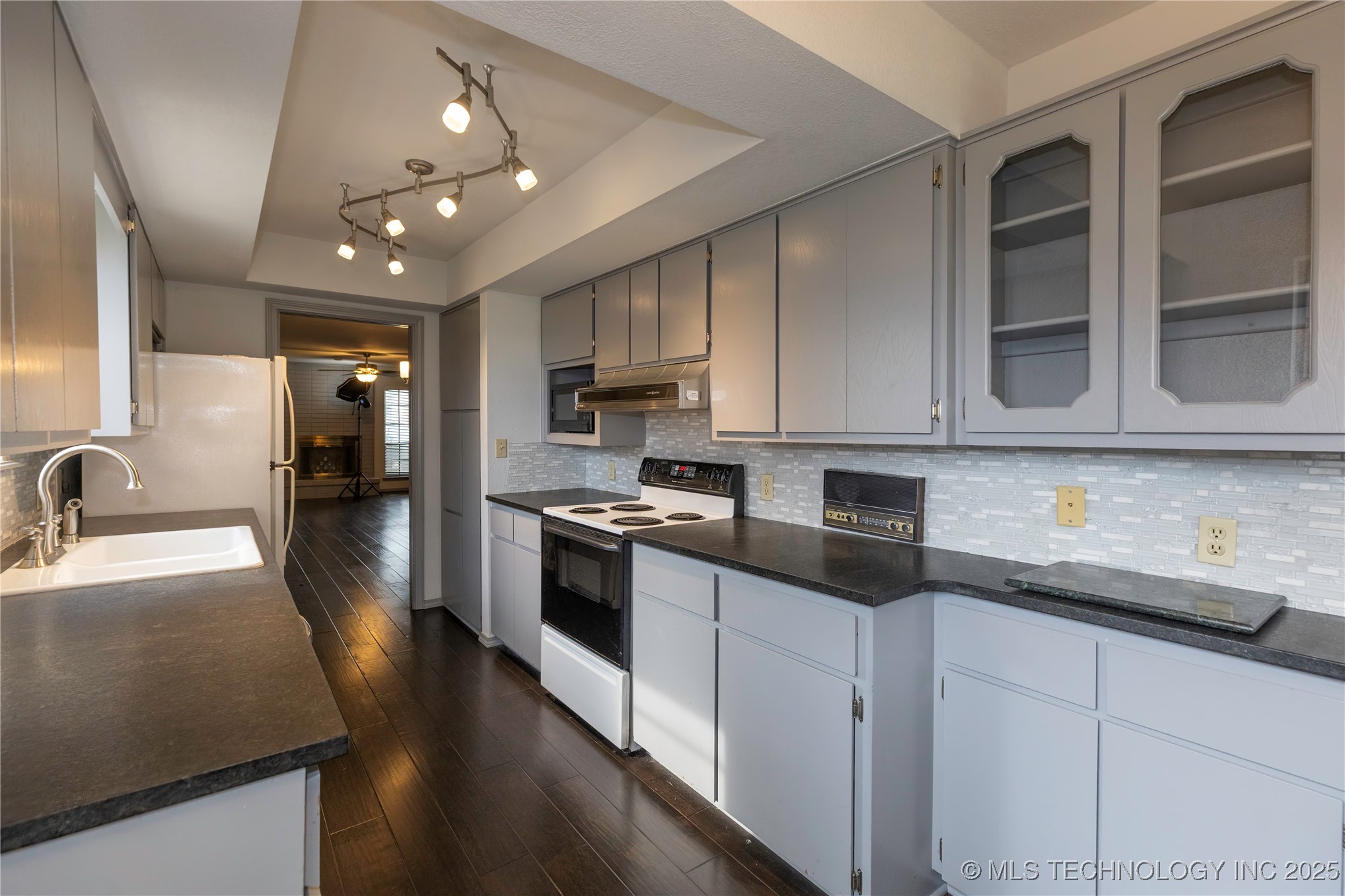 1033 E Thompson Avenue 1033 Property Photo 8