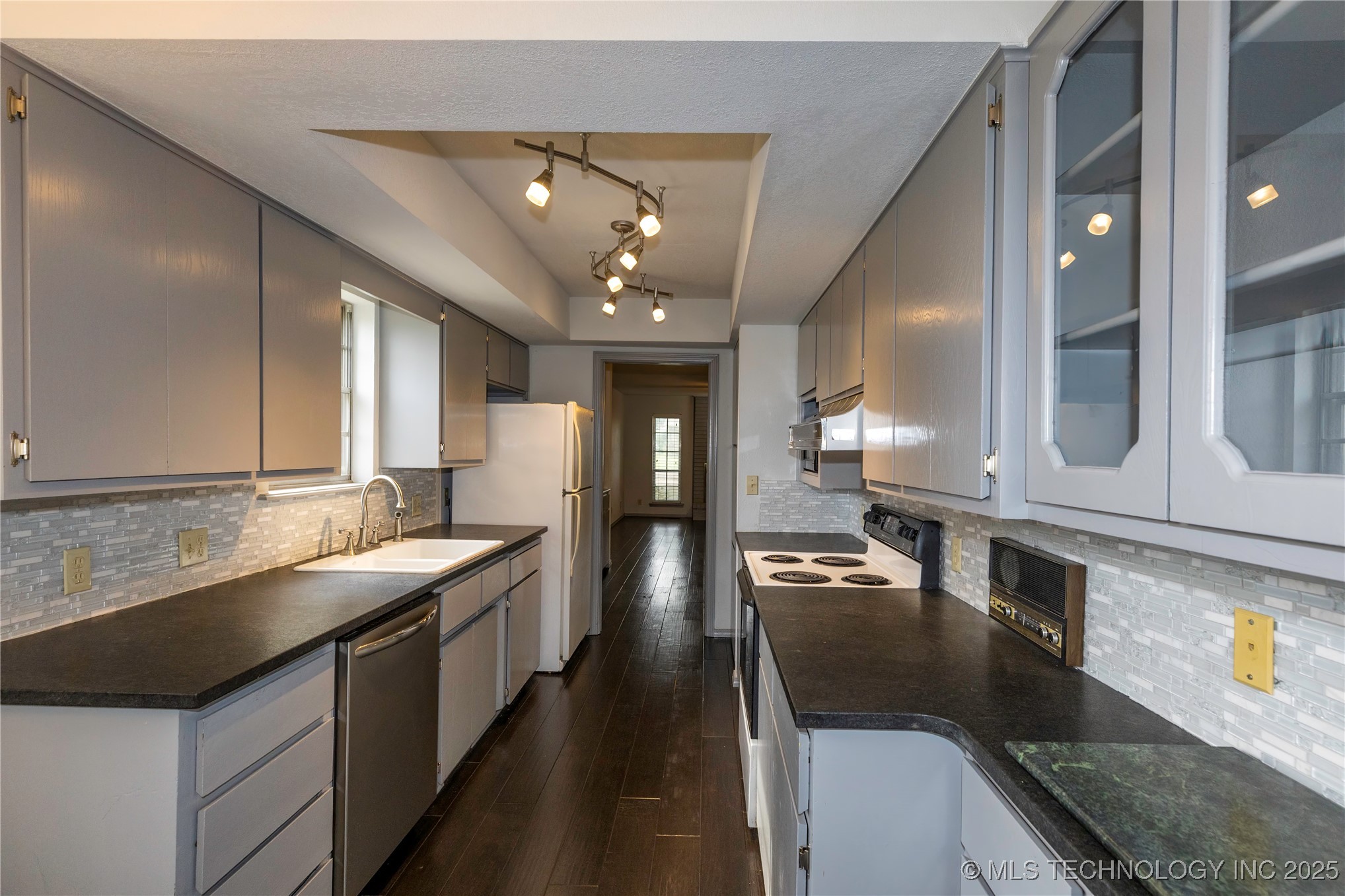 1033 E Thompson Avenue 1033 Property Photo 9