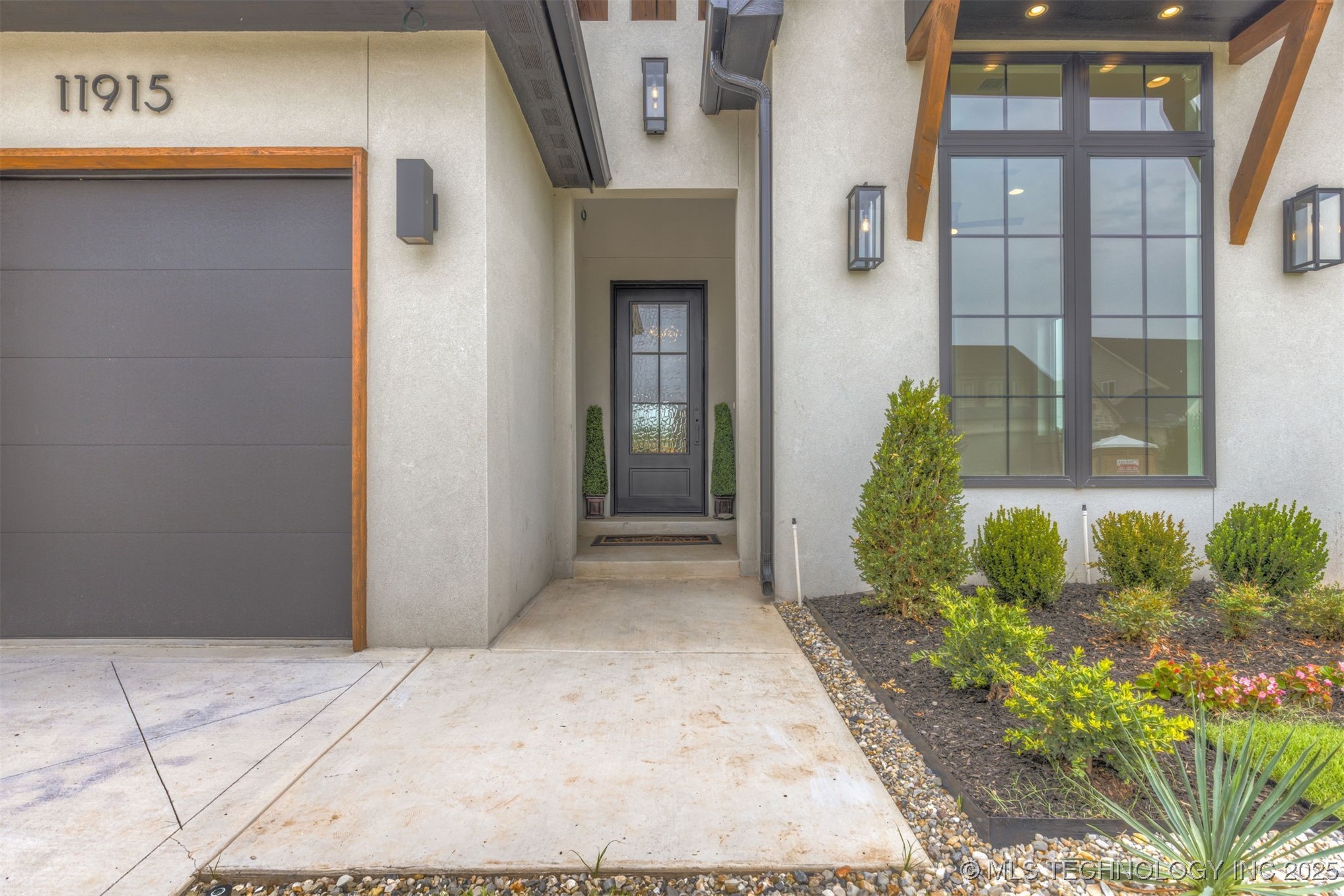 11915 S Vandalia Avenue Property Photo 2