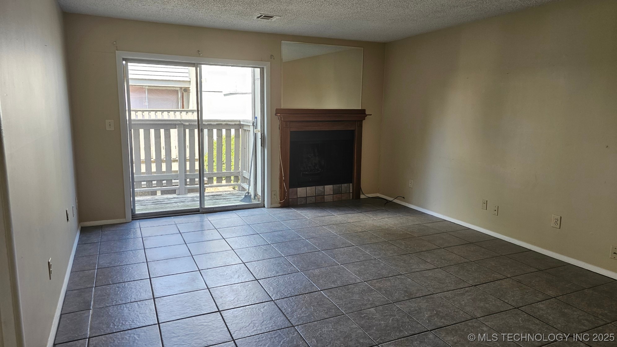 6728 S Lewis Avenue 1002 Property Photo 5