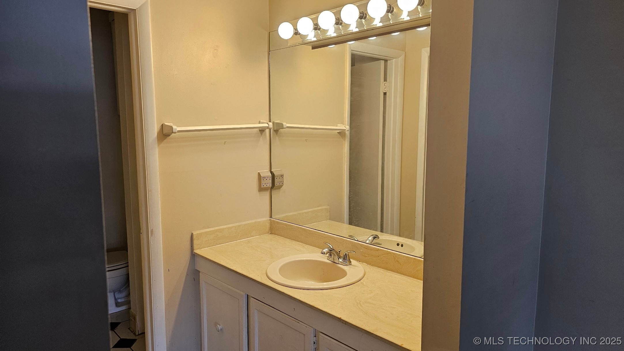 6728 S Lewis Avenue 1002 Property Photo 7