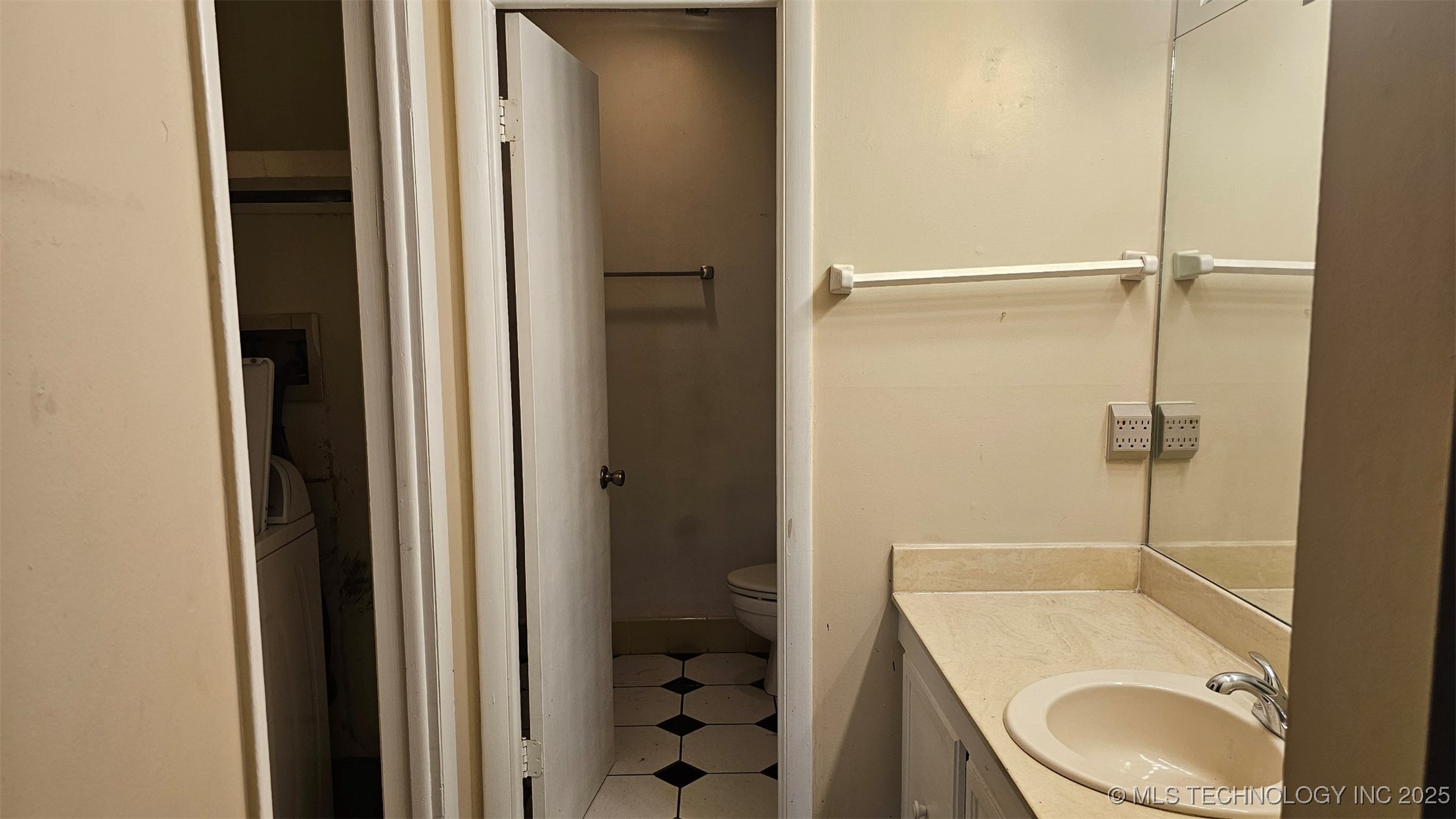 6728 S Lewis Avenue 1002 Property Photo 9