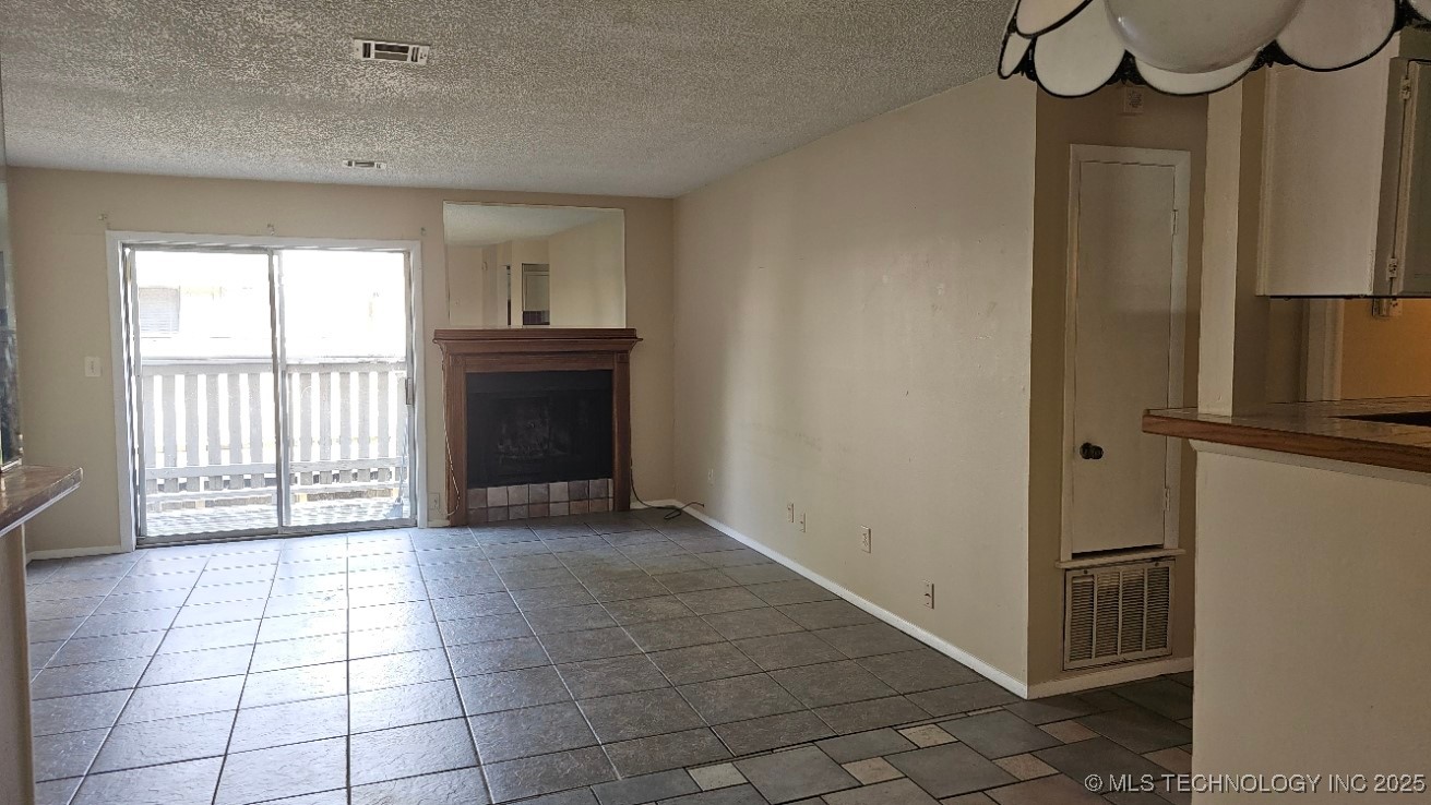 6728 S Lewis Avenue 1002 Property Photo 17