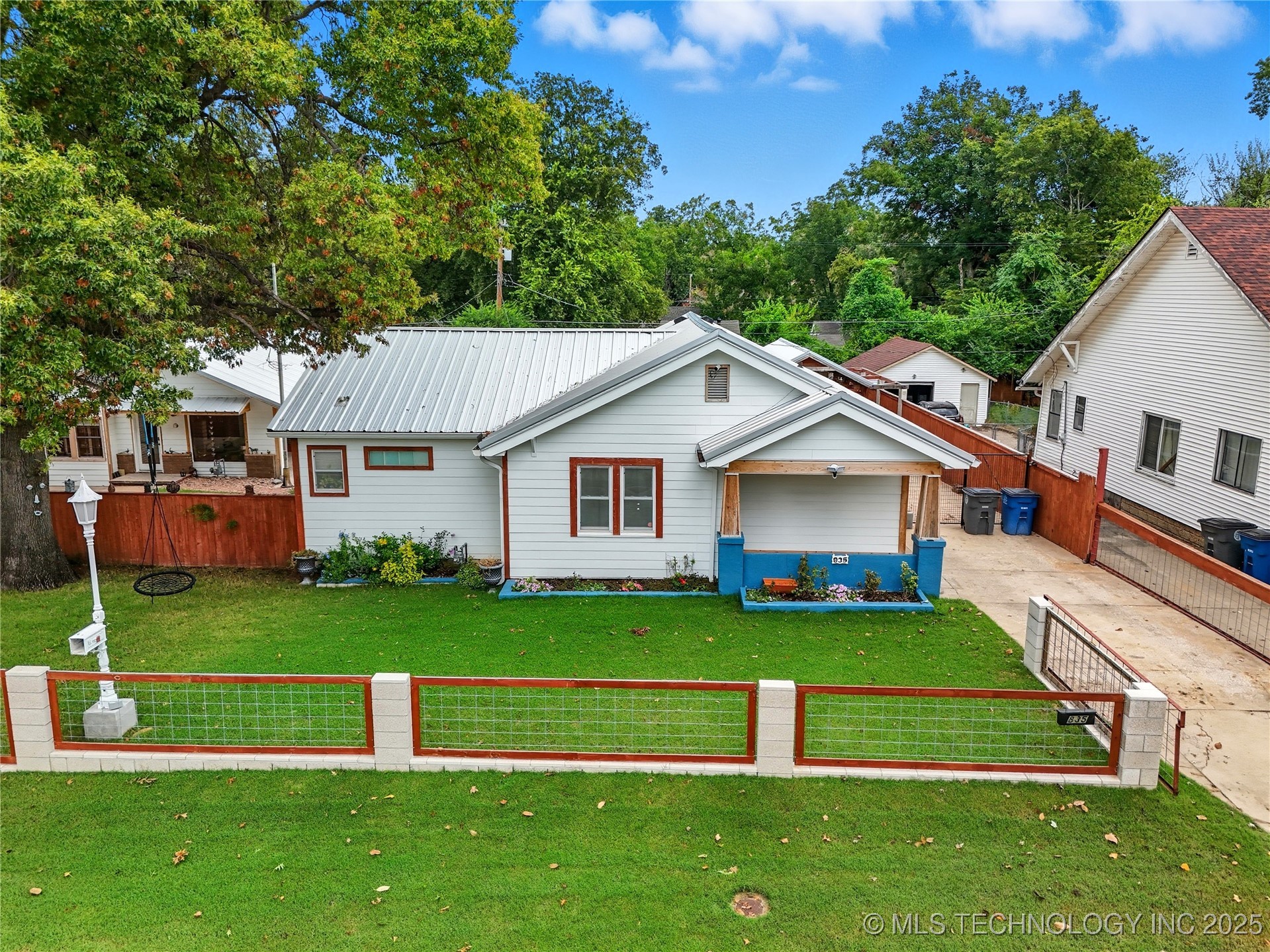 835 N Columbia Avenue Property Photo 1