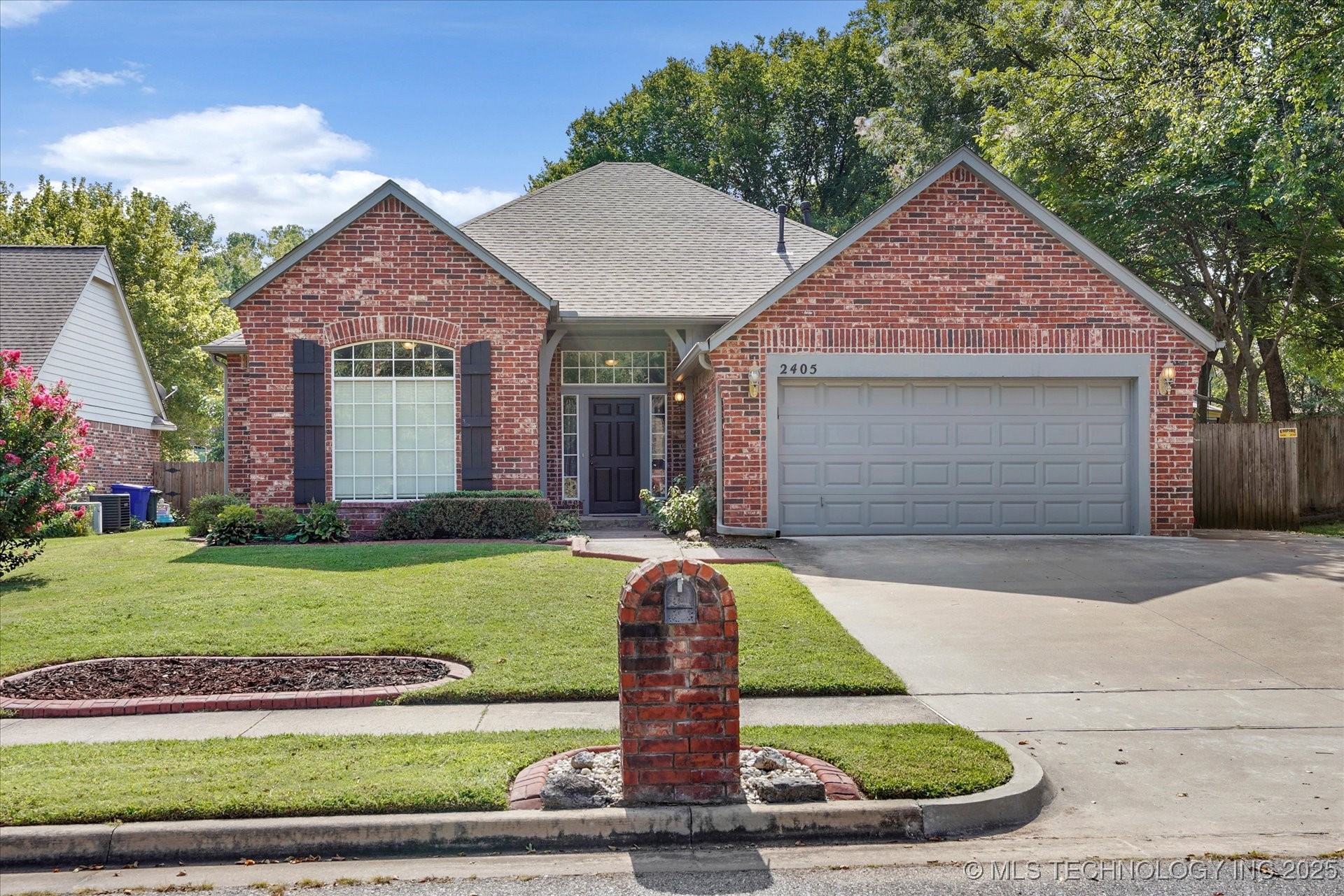 2405 S Willow Avenue Property Photo 1