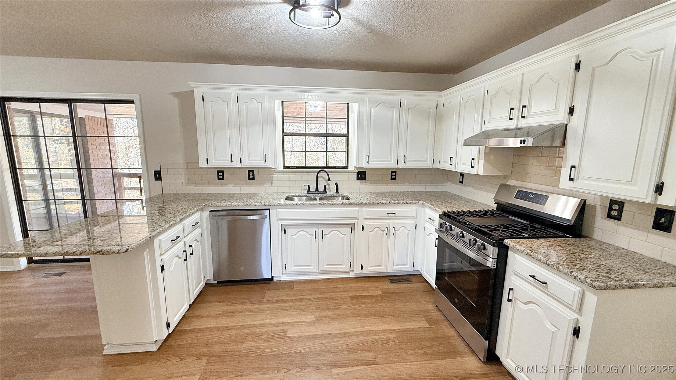 2315 N Grand Avenue Property Photo 17