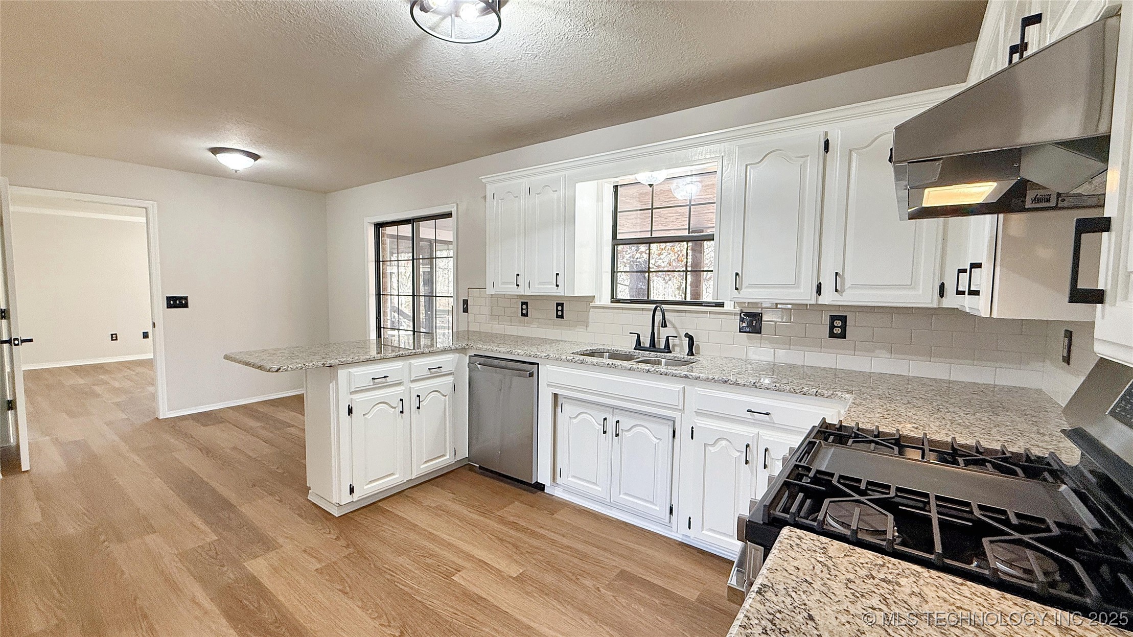 2315 N Grand Avenue Property Photo 18