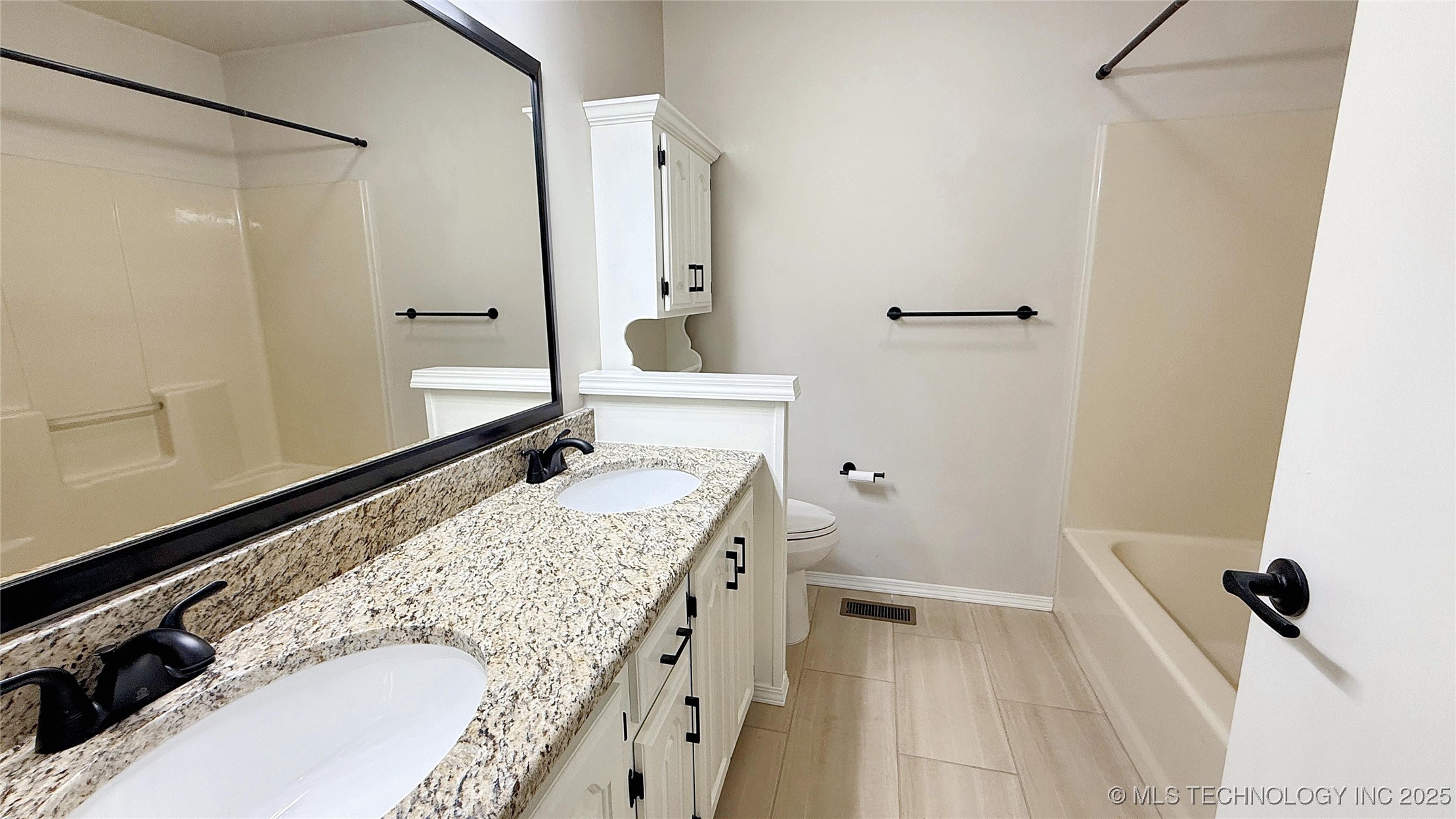 2315 N Grand Avenue Property Photo 20