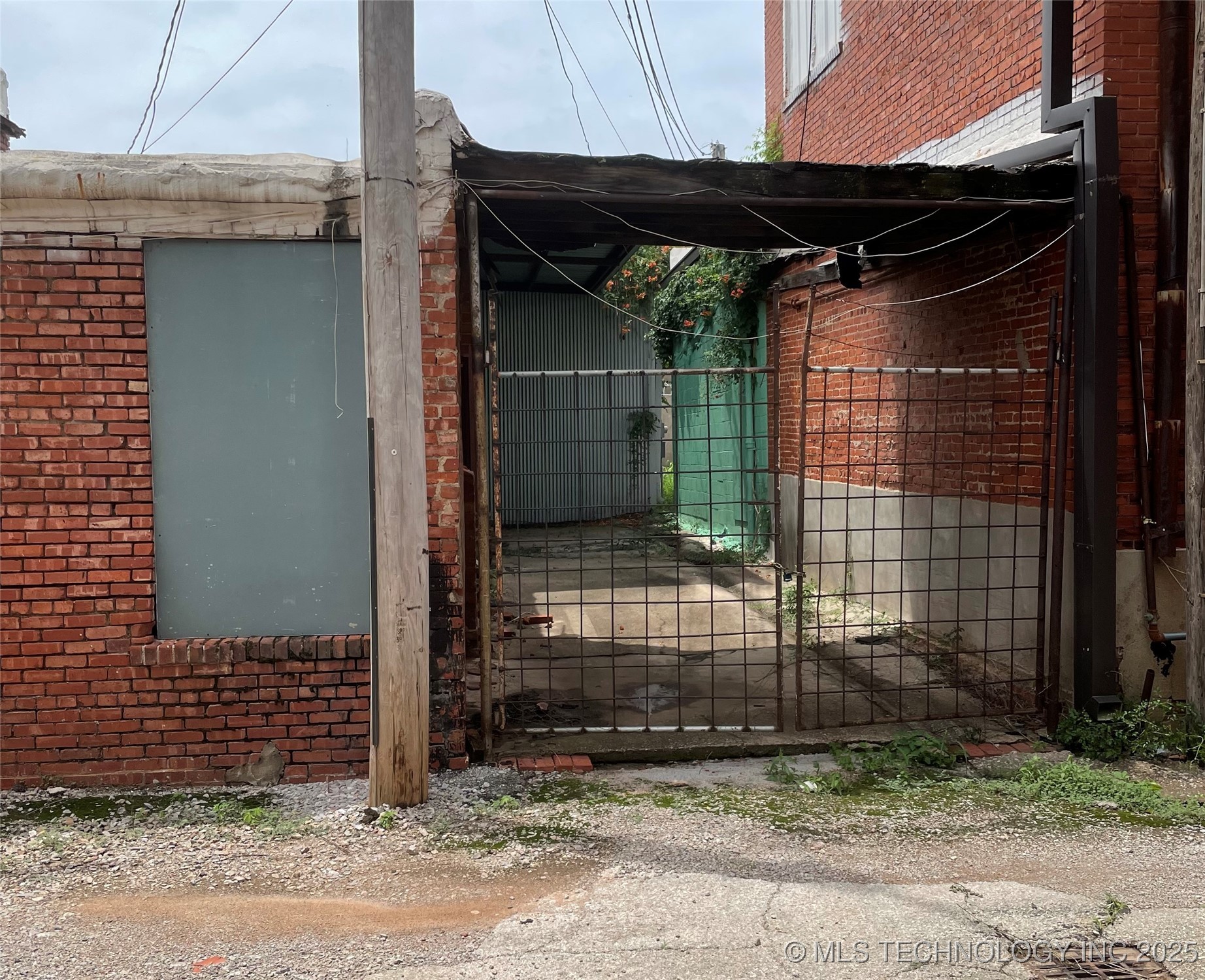 111 E Mcclure Property Photo 5