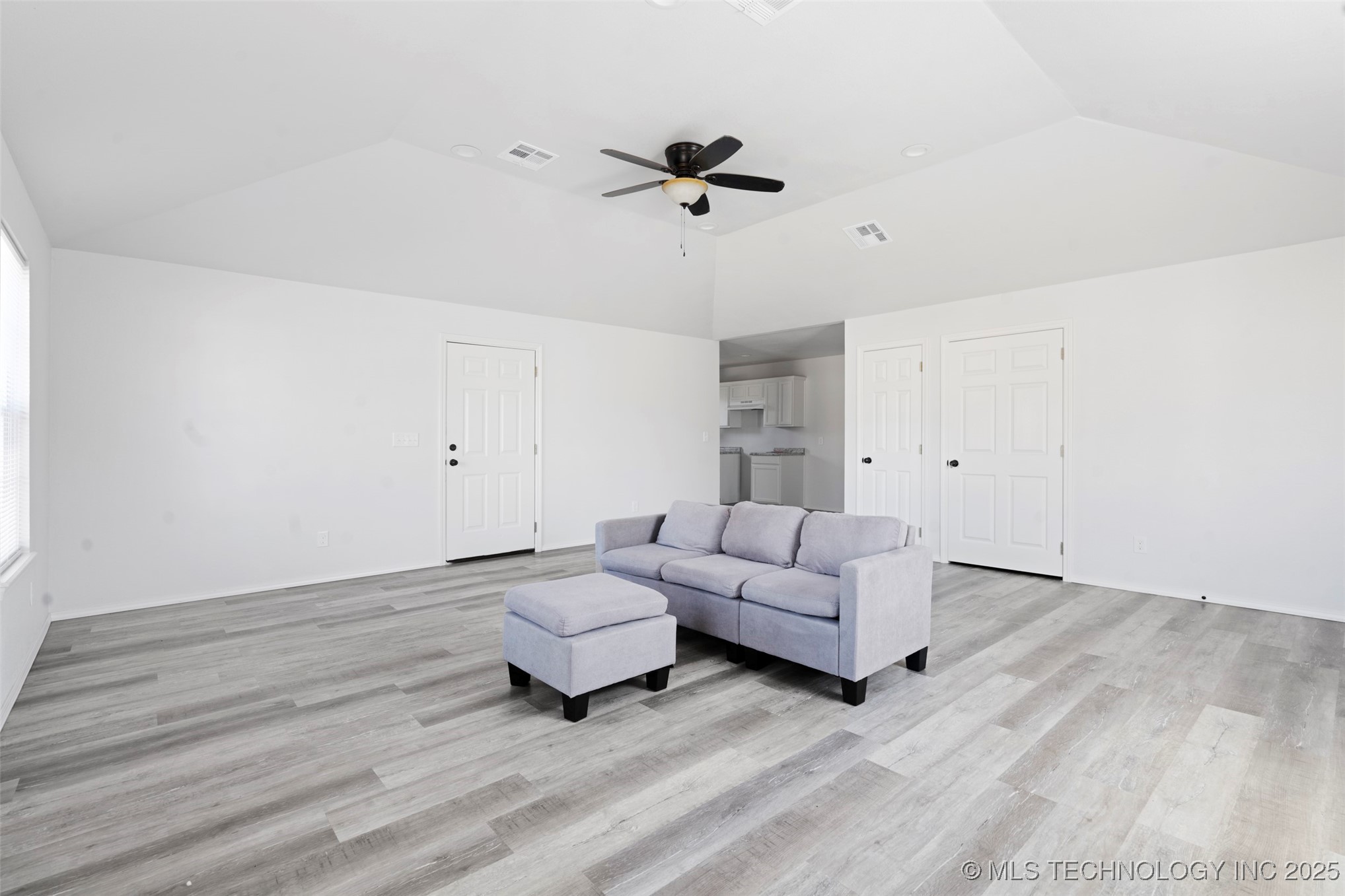 525 W Clay Street Property Photo 18