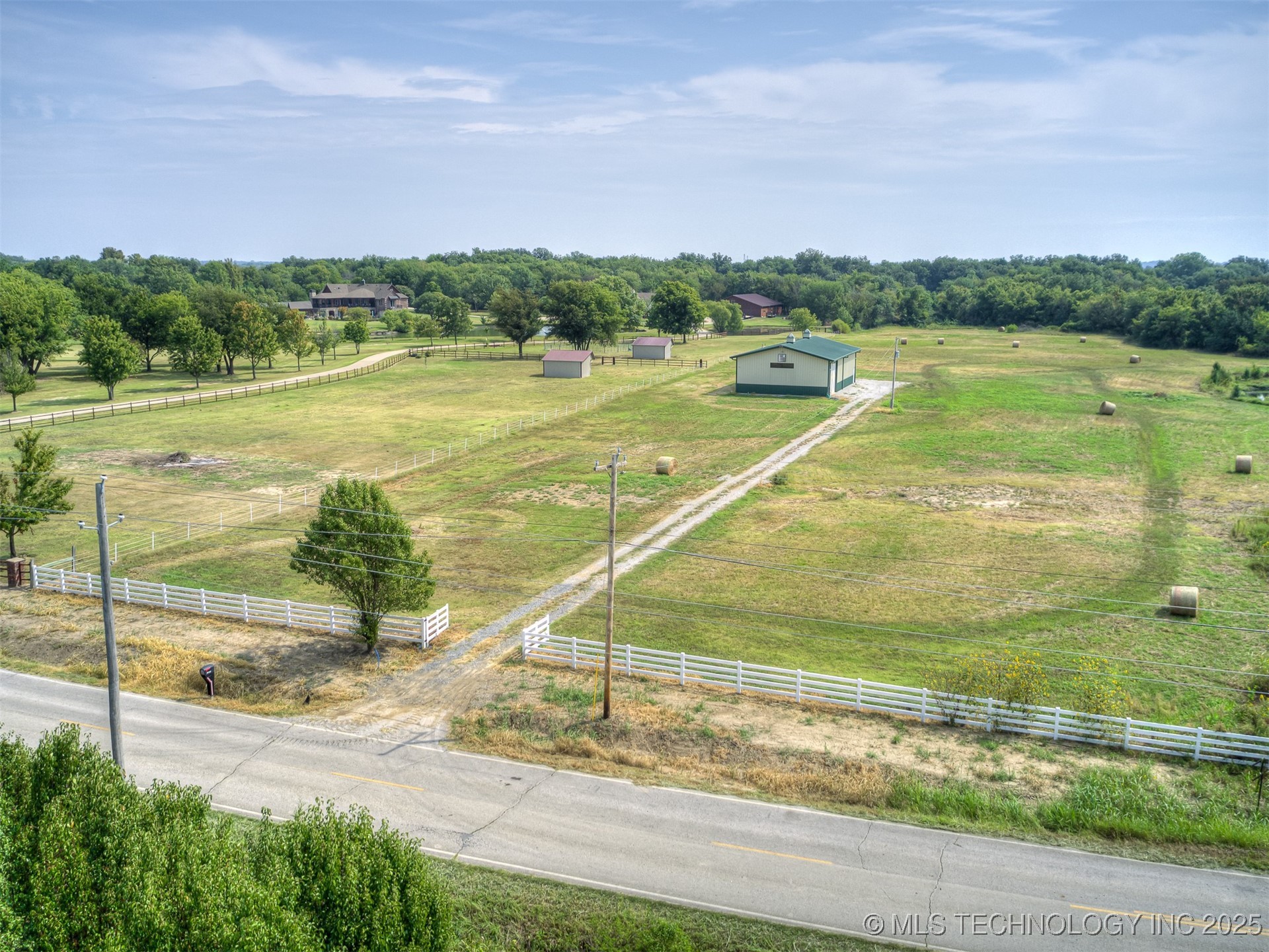 13825 S Lewis Avenue Property Photo 3