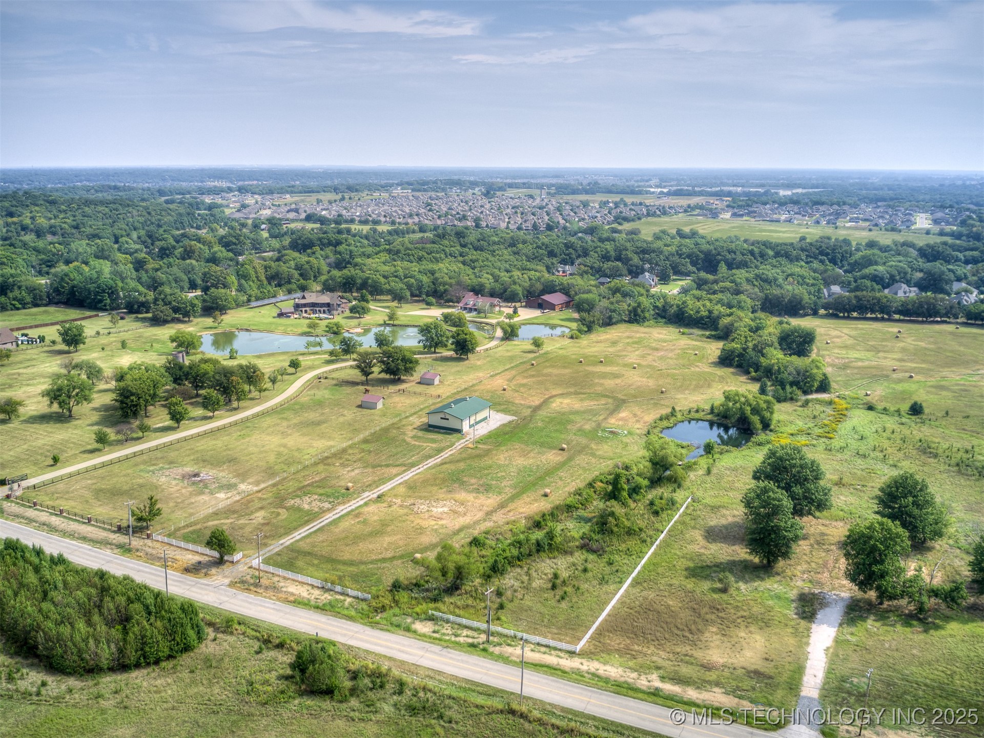 13825 S Lewis Avenue Property Photo 4