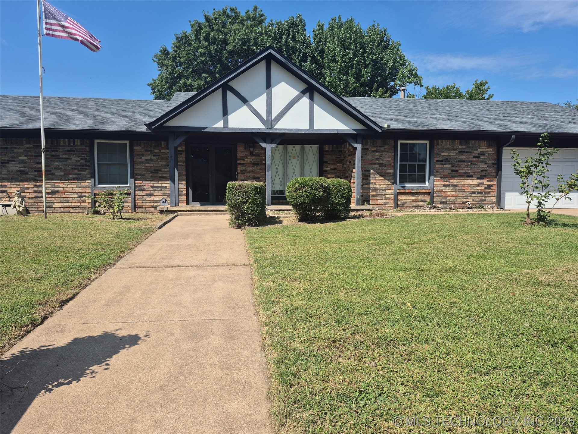 1411 N Choctaw Place Property Photo 1