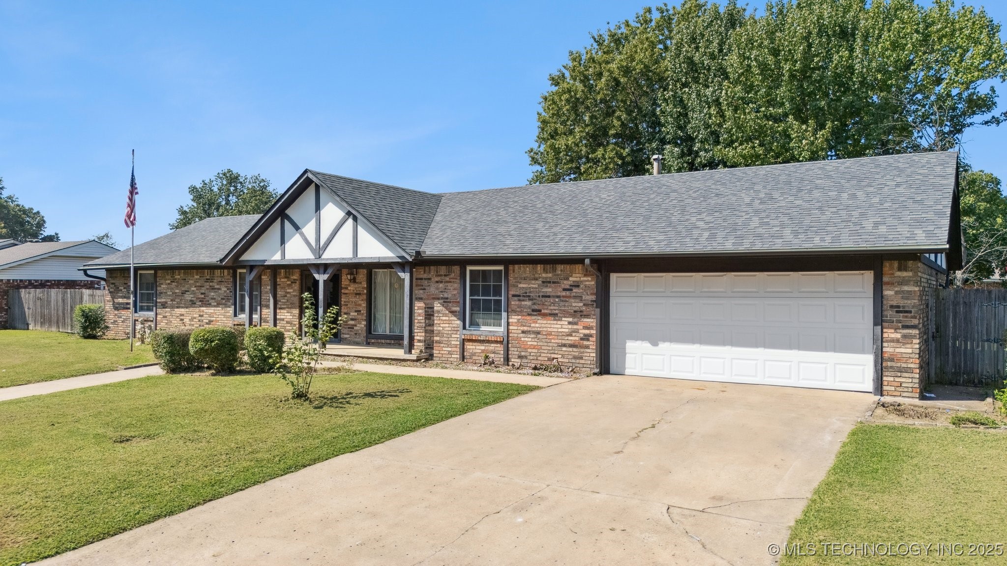 1411 N Choctaw Place Property Photo 4