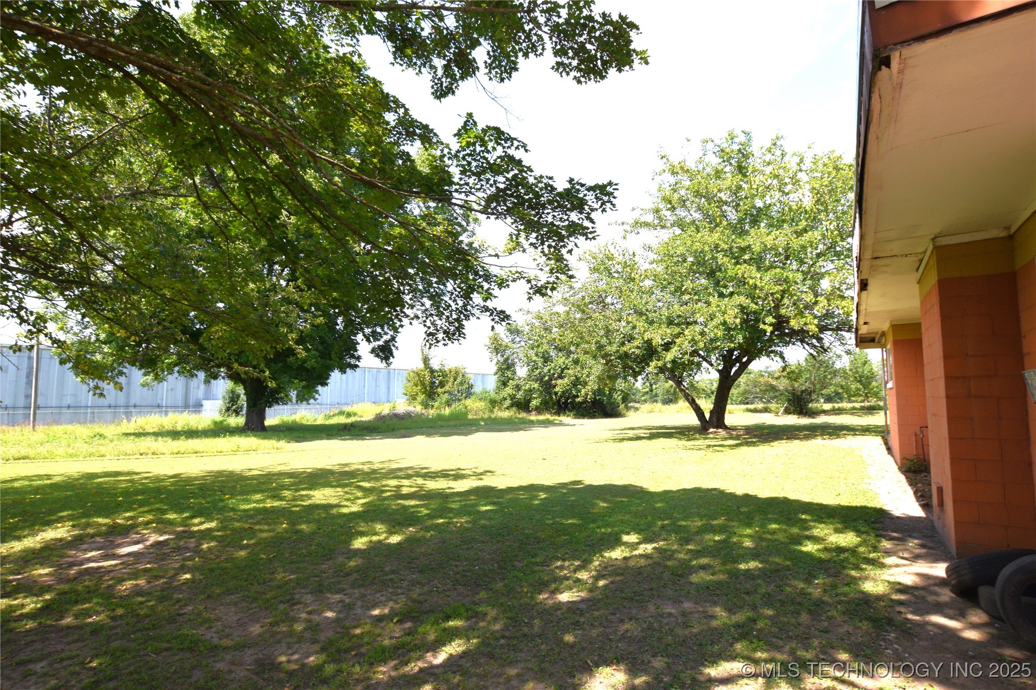 319 E Oak Street Property Photo 3