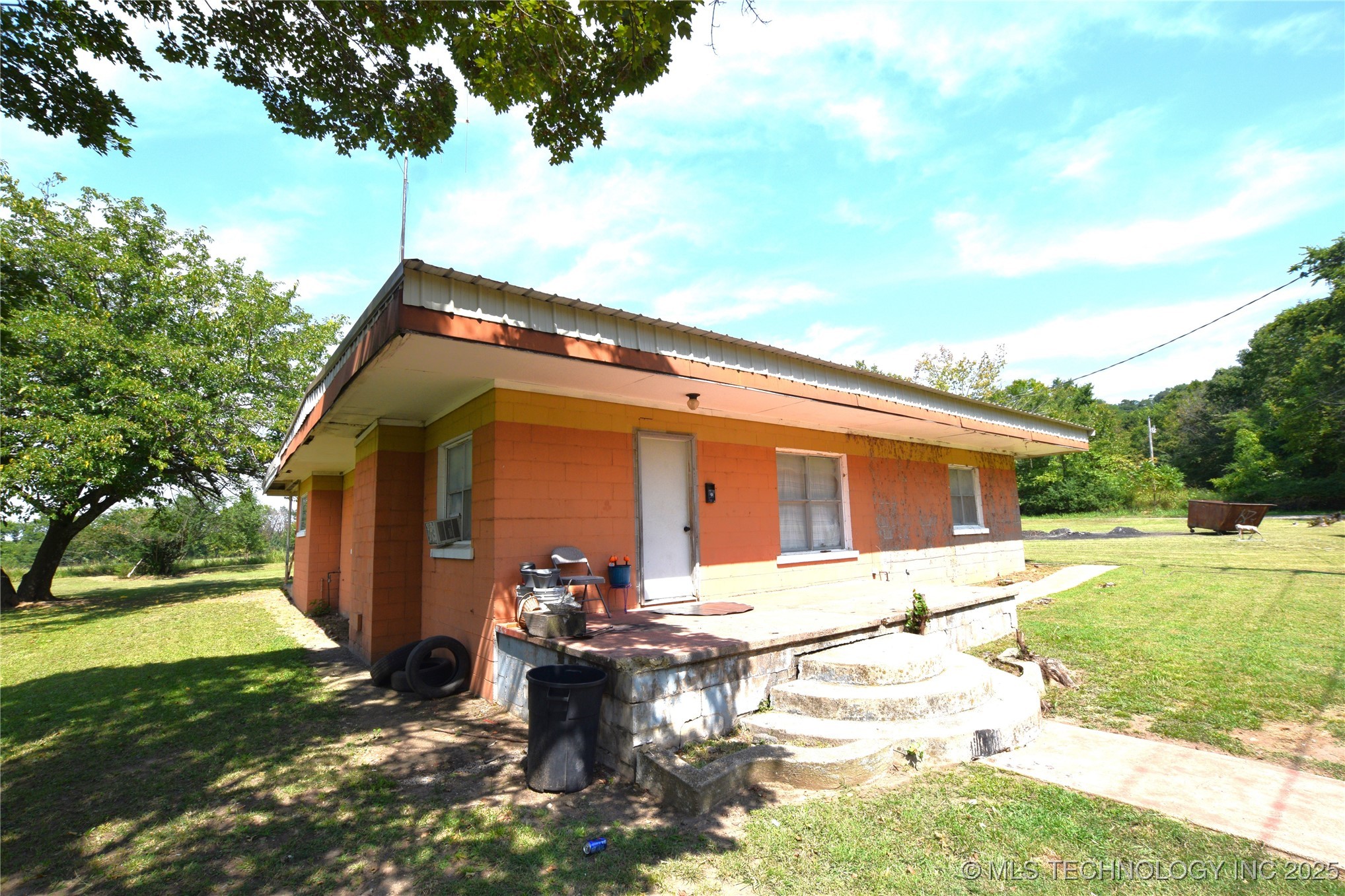 319 E Oak Street Property Photo 4