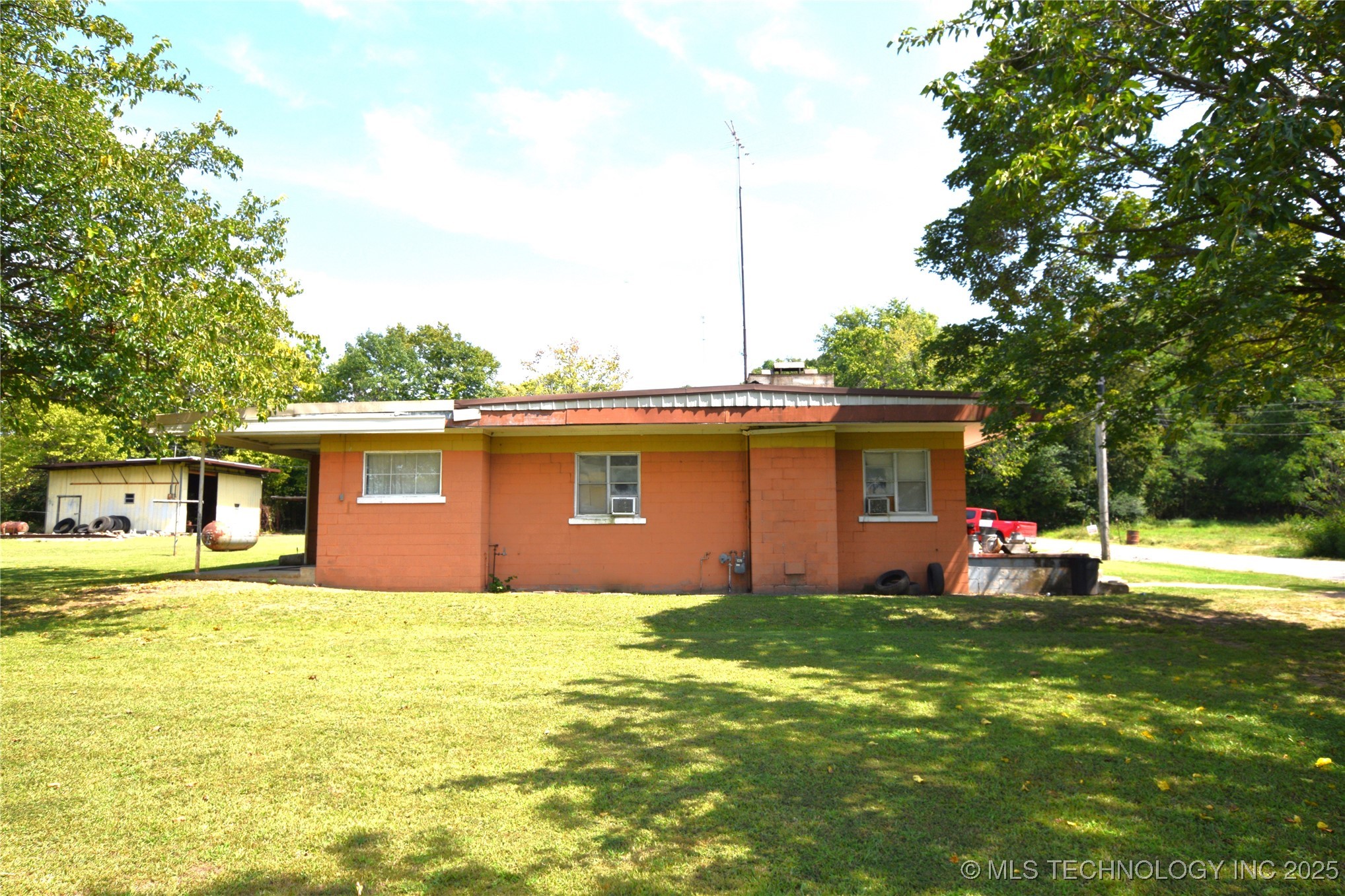 319 E Oak Street Property Photo 5