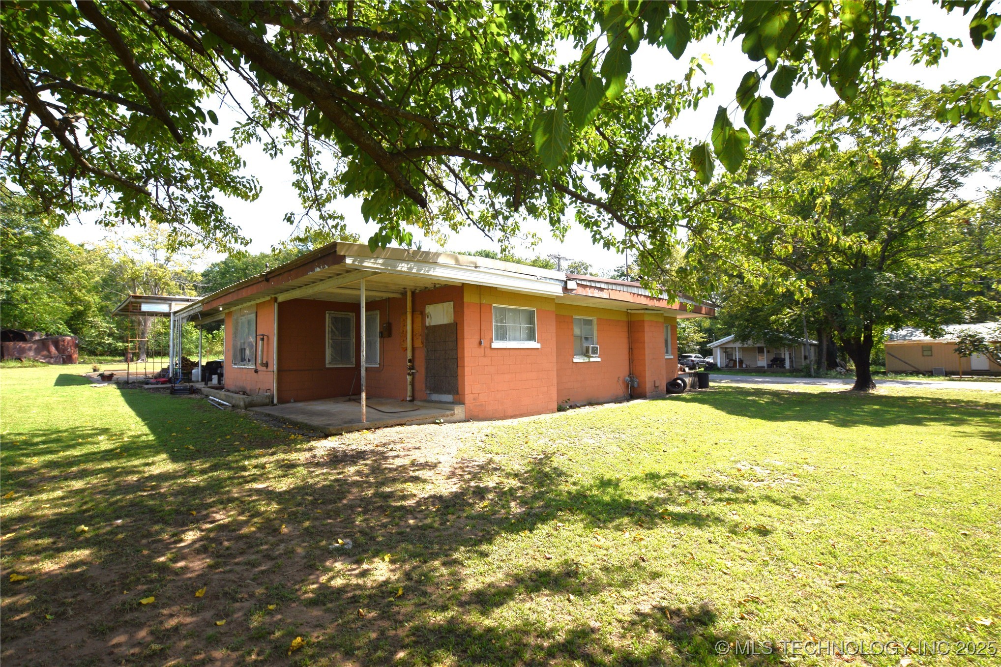 319 E Oak Street Property Photo 6