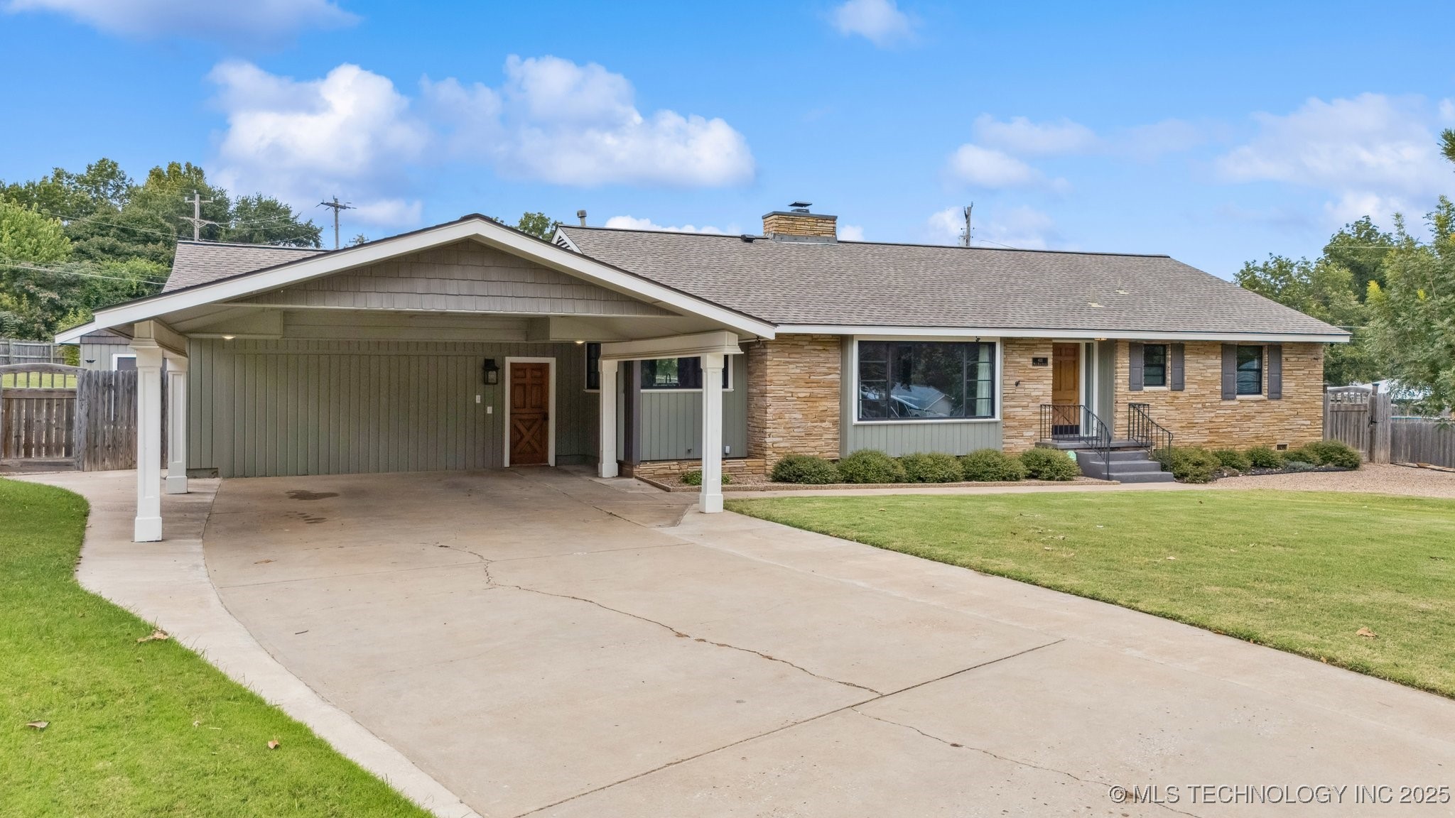 411 W Kaw Avenue Property Photo 1