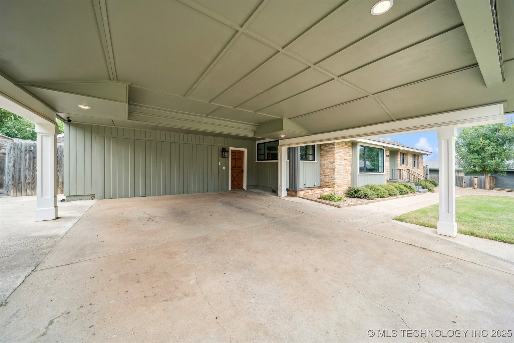 411 W Kaw Avenue Property Photo 3