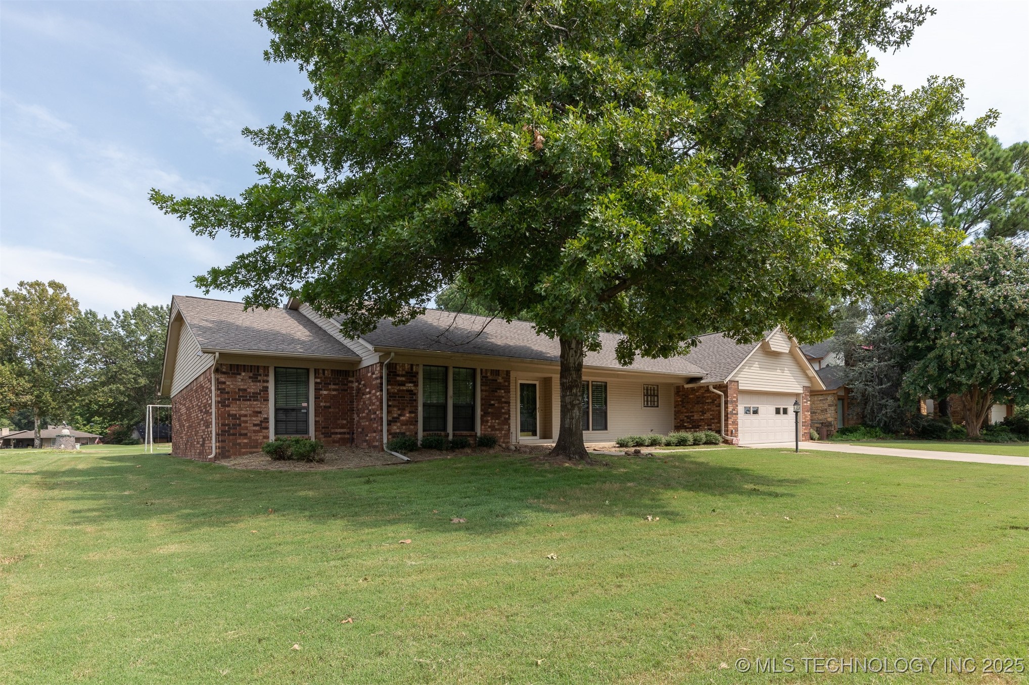 834 Lynwood Lane Property Photo 2